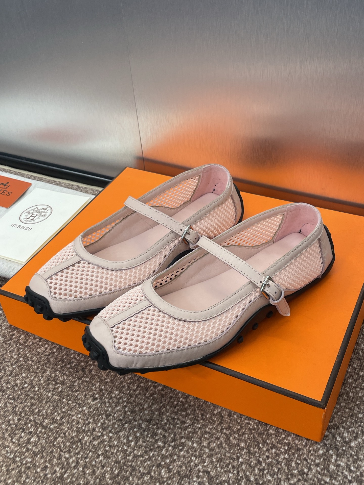 NO:226776,Hermes Hermes new spring and summer Kichu belt buckle color-blocked flat ballerina single shoes H-home square toe fashion jelly color versatile bean shoes material imported calfskin splicing environmentally friendly breathable mesh   water dyed sheepskin inner lining   original molded Medor sole Size: 35-41 (40.41 custom made without return or exchange), ballet shoes, hermes, hermes, cowhide, sheepskin19860909爱马仕 Hermes 春夏新款 Kichu 皮带扣 拼色平底芭蕾舞女单鞋 H家方头时尚果冻色百搭豆豆鞋 材质进口小牛皮拼接环保透气网面 水染羊皮内里 原版开模Medor大底 Size: 35-41（40.41定制不退换）,芭蕾舞鞋,hermes,hermes,cowhide,sheepskin,Women's Shoes