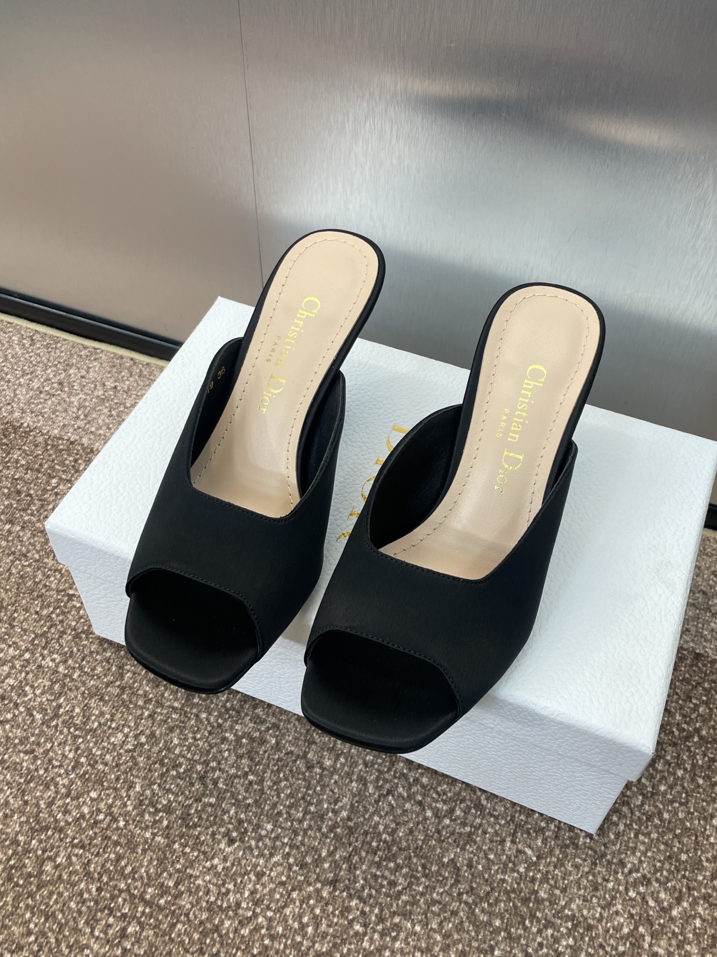 NO:226706,Dior 2025 Spring and Summer Show new Tribales high heels fish mouth open toe women's shoes CD star's same fashionable silk rhinestone heels logo hardware buckle sandals, top high-end version on the market Material: original customized silk upper   water-dyed sheepskin inner footbed   original molded rhinestone hardware buckle   Italian leather outsole Heel height 7CM size 34-44 (34.40.41.42.43.44 custom non-return and exchange), high heels, balenciaga, dior, dior, high heels, slippers, sheepskin, real silk, Leather soles19860909Dior 迪奥 2025春夏走秀新款Tribales高跟鱼嘴露趾女鞋 CD明星同款时尚真丝水钻跟字母logo五金扣凉拖鞋 市面顶级高端版本 材质:原版定制真丝鞋面 水染羊皮内里垫脚 原版开模水钻五金扣 意大利真皮大底 跟高7CM size34-44（34.40.41.42.43.44定制不退换）,高跟鞋,balenciaga,dior,dior,high heels,slippers,sheepskin,real silk,Leather soles,Women's Shoes