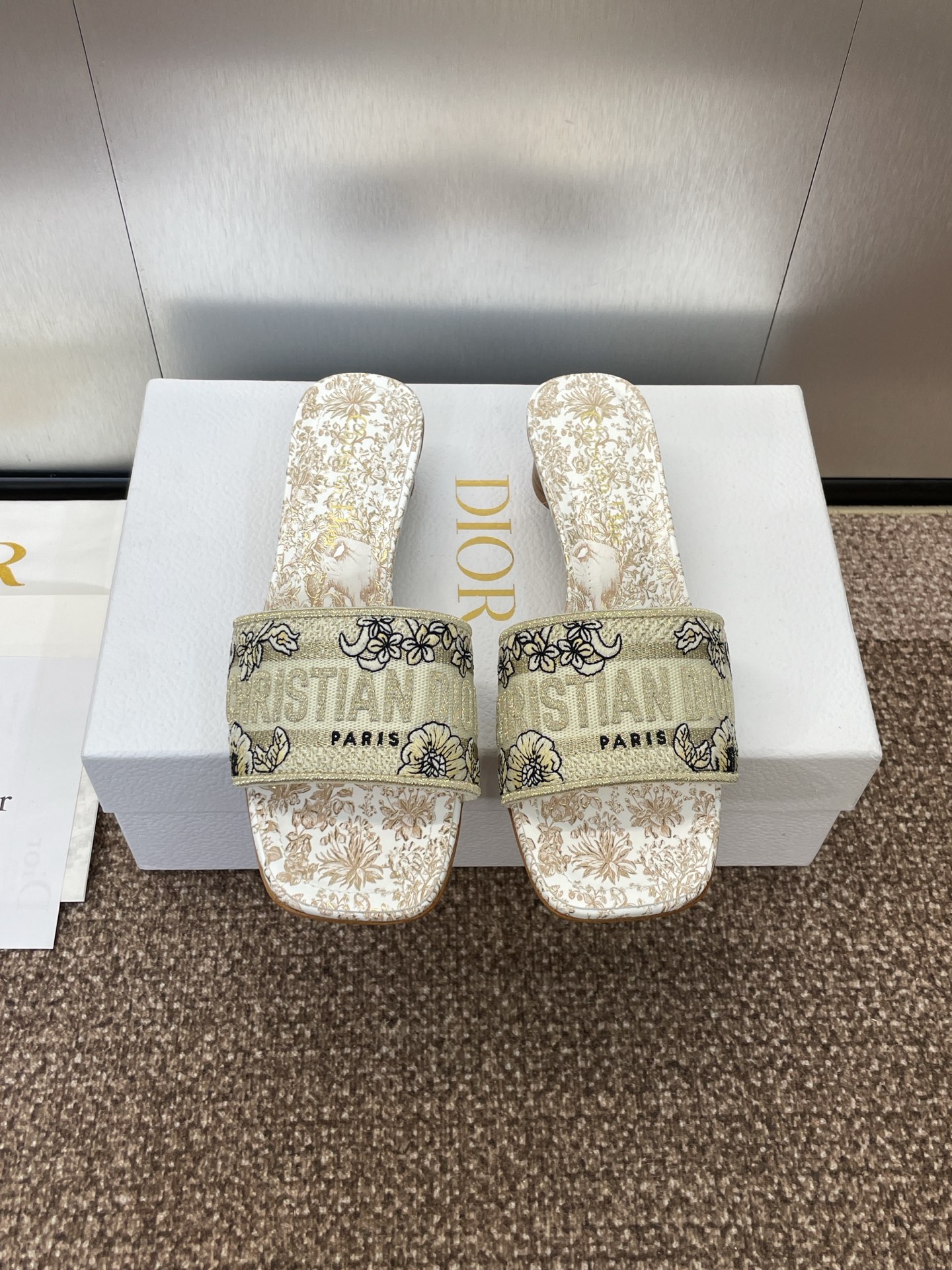 NO:226766,Flat, high heels, Dior Dior new spring and summer flip-flop color-blocking women's shoes CD letter logo three-dimensional embroidered cylindrical heel sandals Square toe thick heel jelly color open-toed slippers Top version on the market Material: original upper uniform high temperature water-soluble cotton electric embroidery technology silk fabric   water dyed sheepskin inner lining   Italian leather outsole Heel height: 4.5CM size34-43 (34.40.41.42.43 custom made without return or replacement), slippers, dior, dior, sandals, slippers, sheepskin, real silk, Leather soles19860909平底 高跟 迪奥 Dior 春夏新款一字拖拼色女鞋 CD字母logo立体刺绣圆柱跟凉鞋 方头粗跟果冻色露趾拖鞋 市面顶级版本 材质:鞋面原版一致高温水溶棉质电绣科技真丝面料 水染羊皮内里 意大利真皮大底 跟高:4.5CM size34-43（34.40.41.42.43定做不退不换）,拖鞋,dior,dior,sandals,slippers,sheepskin,real silk,Leather soles,Women's Shoes