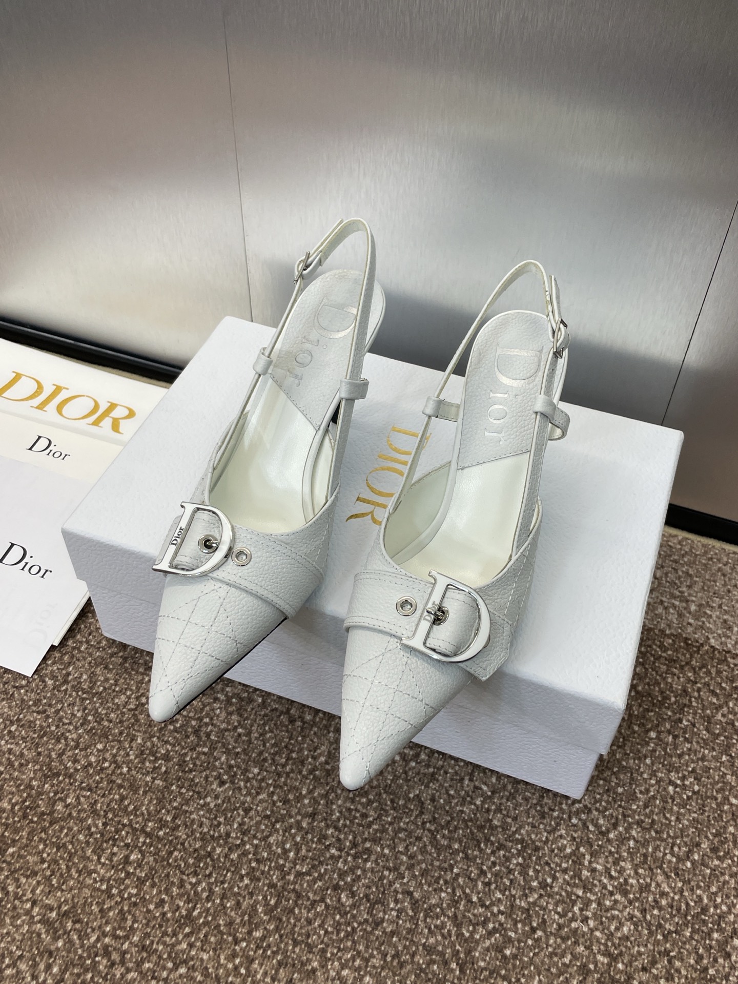 Dior 2022 最新オートクチュール ポインテッドトゥ ラインストーン ウェディングシューズ セレブ同款 ミドルオープン 切替
