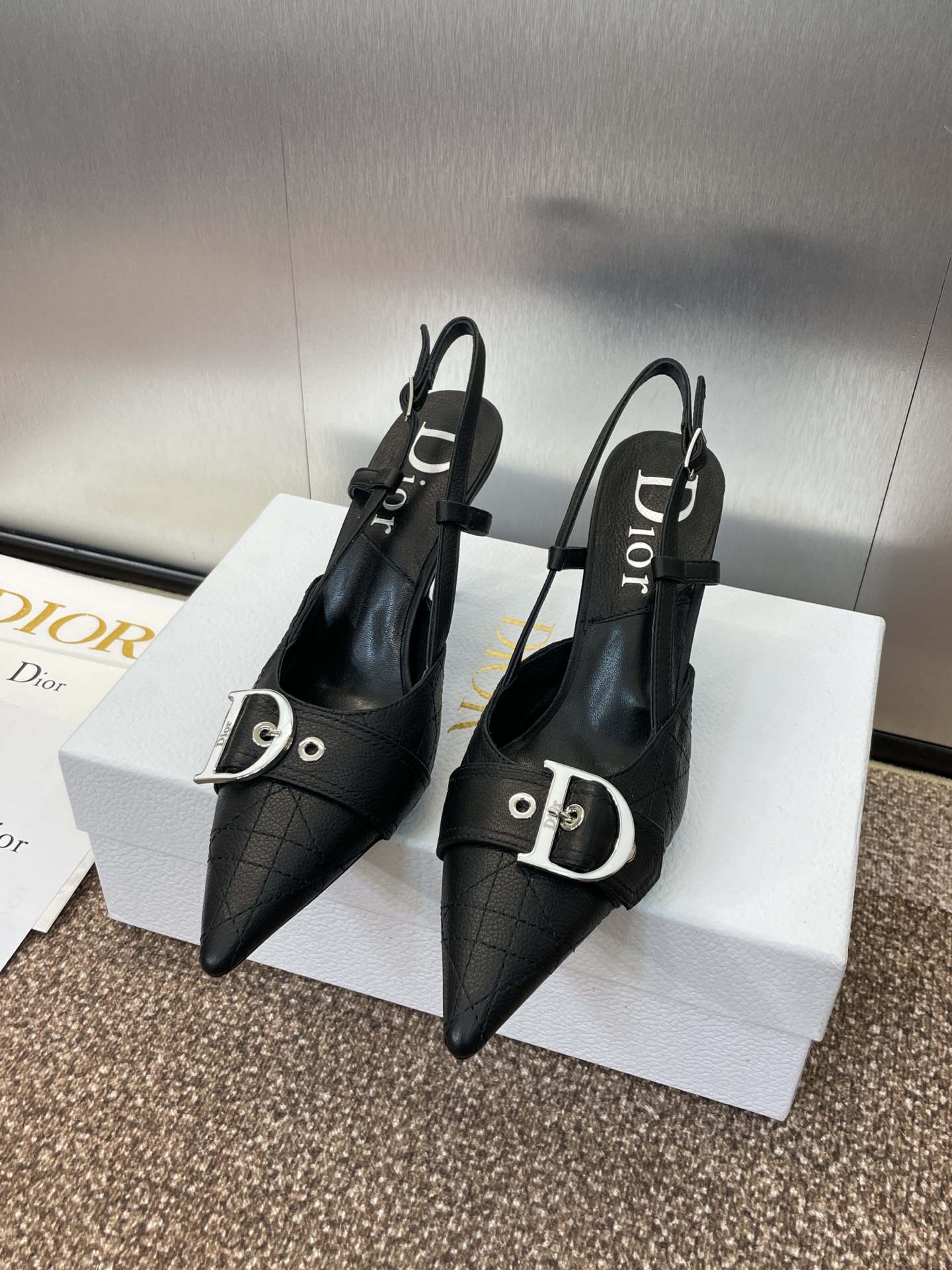 NO:226753,Dior Dior early spring new pointed toe color-blocking Muller women's shoes, same style of celebrity CD letter logo hardware belt buckle high heel sandals, top high-end version on the market, material upper uses imported full grain lambskin   water dyed lambskin inner lining   Italian genuine leather outsole Heel height 8.5CM size34-42 (34/40/41/42 custom-made without return or exchange), sandals, dior, dior, sandals, sheepskin, Leather soles19860909迪奥 Dior 早春新款尖头拼色穆勒女鞋 明星同款CD字母logo五金皮带扣高跟凉鞋 市面顶级高端版本 材质鞋面采用进口全粒面小羊皮 水染羊皮内里 意大利真皮大底 跟高8.5CM size34-42（34/40/41/42定制不退换）,凉鞋,dior,dior,sandals,sheepskin,Leather soles,Women's Shoes