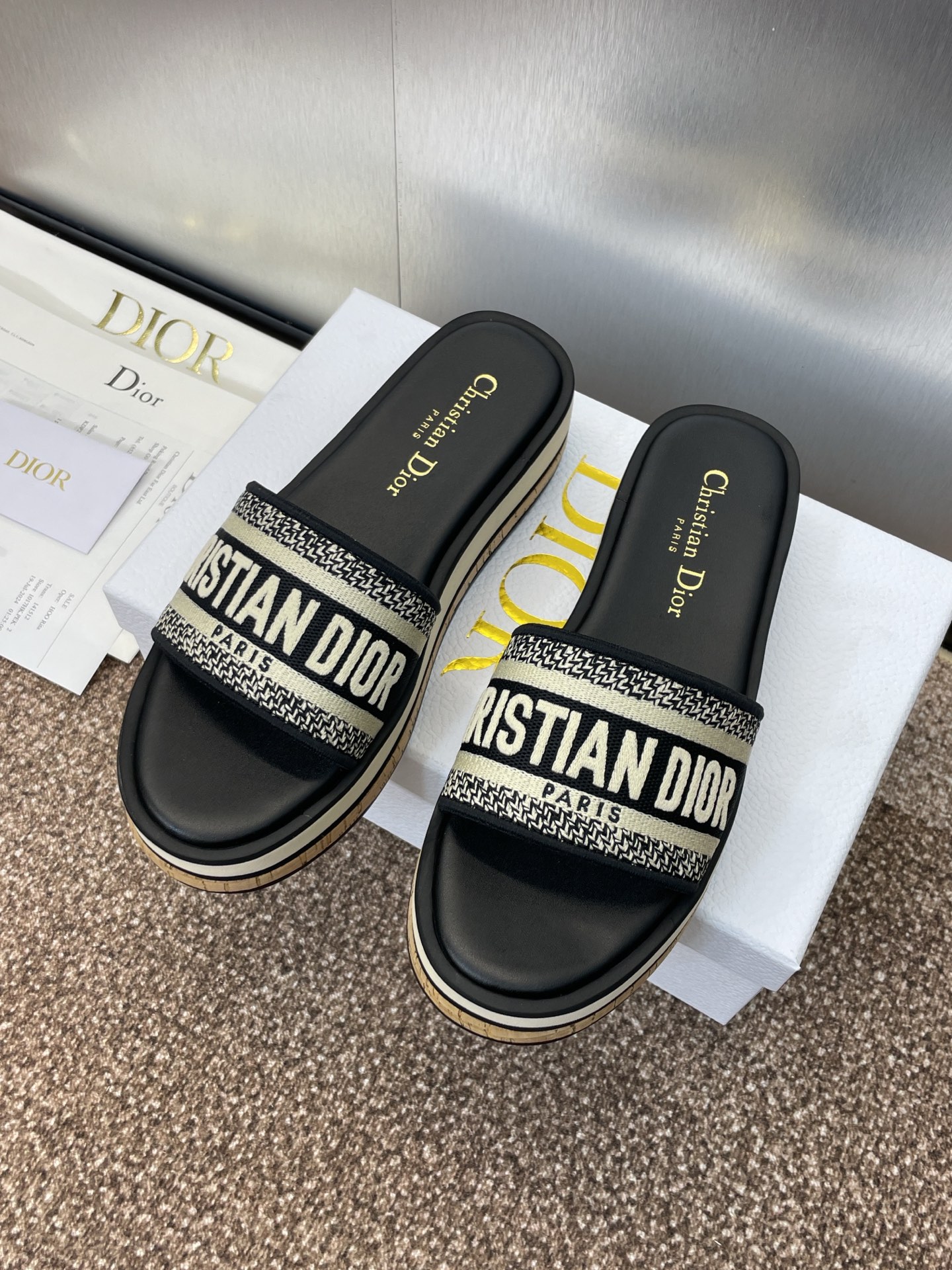 NO:229093,Dior Dior 2025 spring and summer new IVIETA DWAY jelly color flat-soled flip-flop color-blocked women's shoes CD letter logo three-dimensional embroidered thick-soled round toe slippers Original development top version on the market Material: imported upper raffia grass electric embroidery high-temperature water-soluble cotton technology fabric   water-dyed cowhide footbed inside   original consistent combination sole 4CM sole thickness 4CM size35-43 (40.41.42.43 custom-made, no return or replacement), slippers, dior, dior, slippers, cowhide19860909迪奥 Dior 2025 春夏新款 IVIETA DWAY 果冻色平底一字拖拼色女鞋 CD字母logo立体刺绣厚底圆头露趾拖鞋 原版开发市面顶级版本 材质:鞋面进口酒椰草电绣高温水溶棉质科技面料 水染牛皮垫脚内里 原版一致组合大底 底厚4CM size35-43（40.41.42.43定做不退不换）,拖鞋,dior,dior,slippers,cowhide,Women's Shoes