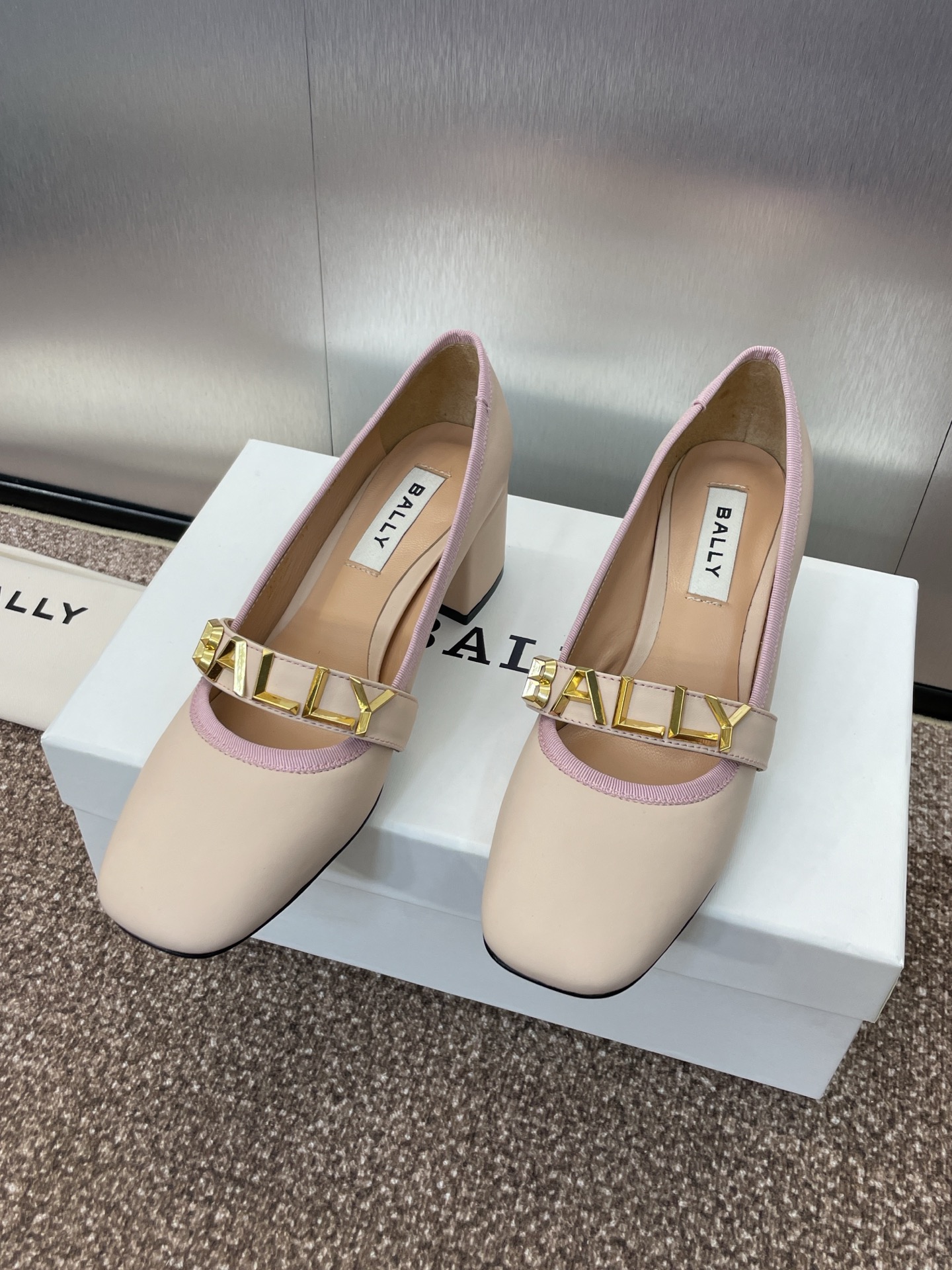 NO:226725,Bally spring and summer new jelly color flat ballet doll shoes, balie thick heel letter logo hardware buckle square toe women's single shoes Material: imported calfskin   imported sheepskin lining   Italian genuine leather outsole   original mold opening hardware buckle Heel height: flat heel/5CM size: 35~39 (40 custom made without return and exchange), single shoes, bally, cowhide, sheepskin, Leather soles19860909Bally 春夏新款果冻色平底芭蕾舞娃娃鞋 巴利粗跟字母logo五金扣方头女单鞋 材质:鞋面采用的进口小牛皮 进口羊皮内里 意大利真皮大底 原版开模五金扣 跟高:平跟/5CM size:35~39（40定制不退换）,单鞋,bally,cowhide,sheepskin,Leather soles,Women's Shoes
