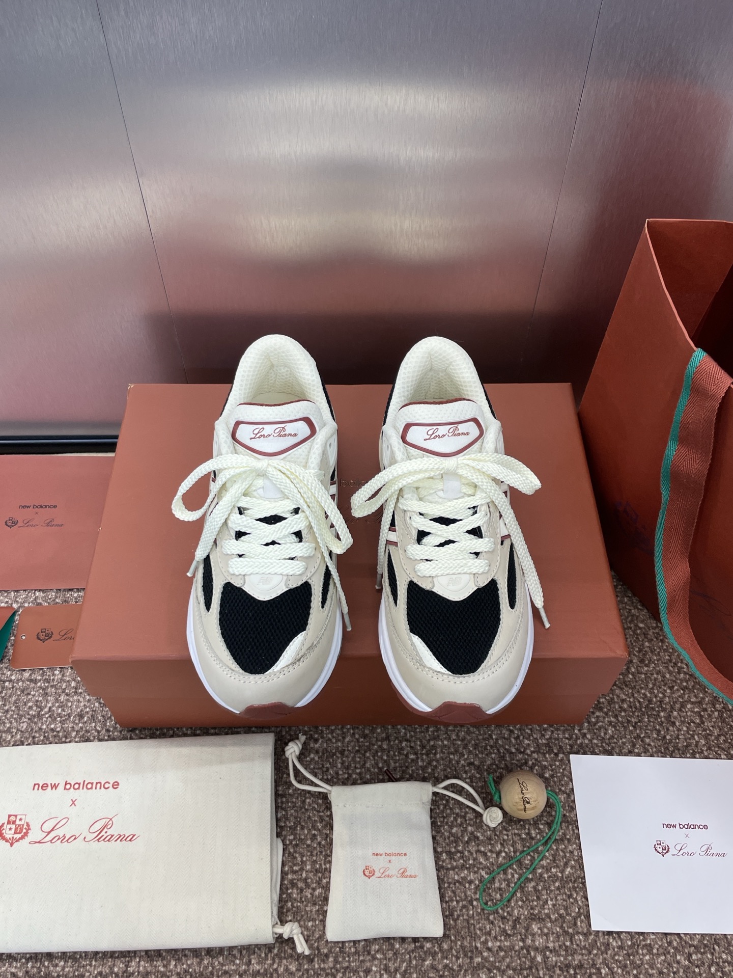 NO:226715,General version/high version Loro Piana & New Balance co-branded series couple casual lace-up sports color-blocking dad shoes material upper imported calfskin/beef leather/environment-friendly breathable mesh cloth   fabric inner lining   original mold open IP sole Size#women 35-40 #men 39-45 (45 custom made without return or exchange), casual shoes/sports shoes, loro piga, sneakers, cowhide19860909普版/高版 Loro Piana &New Balance联名系列情侣款休闲系带运动拼色老爹鞋 材质鞋面进口小牛皮/牛猄皮/环保透气网眼布 织物内里 原版开模IP大底 Size#女35-40 #男39-45（45定做不退换）,休闲鞋/运动鞋,loro piana,sneakers,cowhide,Women's Shoes