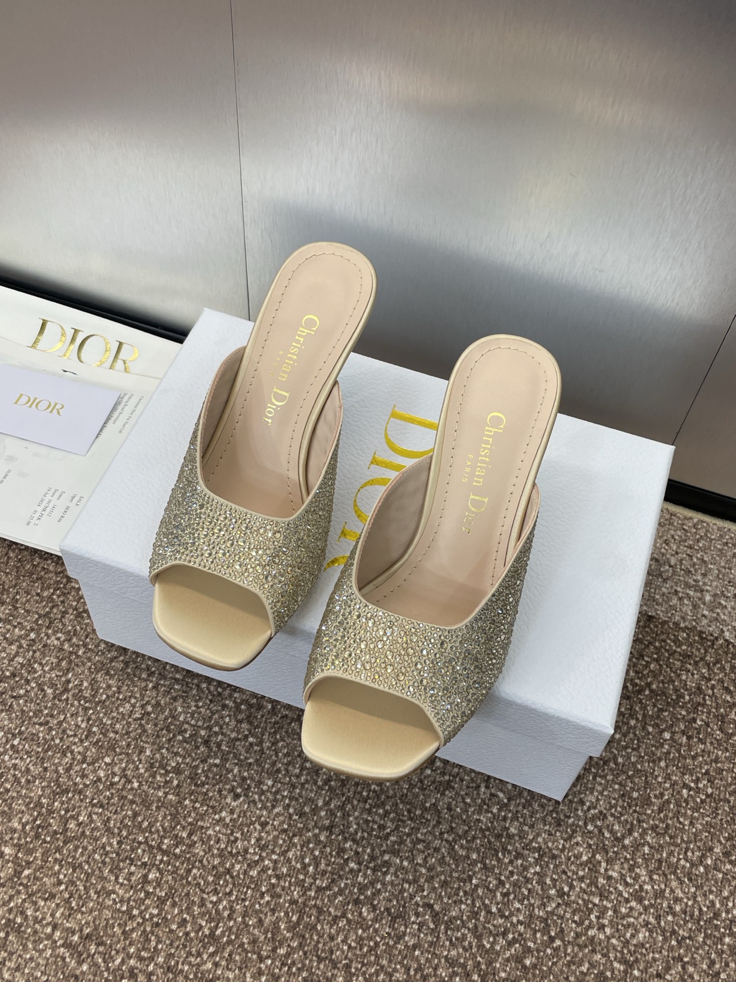 NO:226710,Dior 2025 Spring and Summer Show new Tribales high-heeled fish-mouthed open-toed women's shoes CD star style fashionable diamond letter logo hardware buckle sandals, top high-end version on the market Material: Original custom Australian rhinestone inlay and nail process   water-dyed sheepskin inner footbed   original molded rhinestone hardware buckle   Italian leather outsole Heel height 7CM size 34-44 (34.40.41.42.43.44 custom non-return and exchange), high heels, balenciaga, dior, dior, high heels, slippers, sheepskin, Leather soles19860909Dior 迪奥 2025春夏走秀新款Tribales高跟鱼嘴露趾女鞋 CD明星同款时尚烫钻字母logo五金扣凉拖鞋 市面顶级高端版本 材质:原版定制澳洲水钻镶烫工艺 水染羊皮内里垫脚 原版开模水钻五金扣 意大利真皮大底 跟高7CM size34-44（34.40.41.42.43.44定制不退换）,高跟鞋,balenciaga,dior,dior,high heels,slippers,sheepskin,Leather soles,Women's Shoes