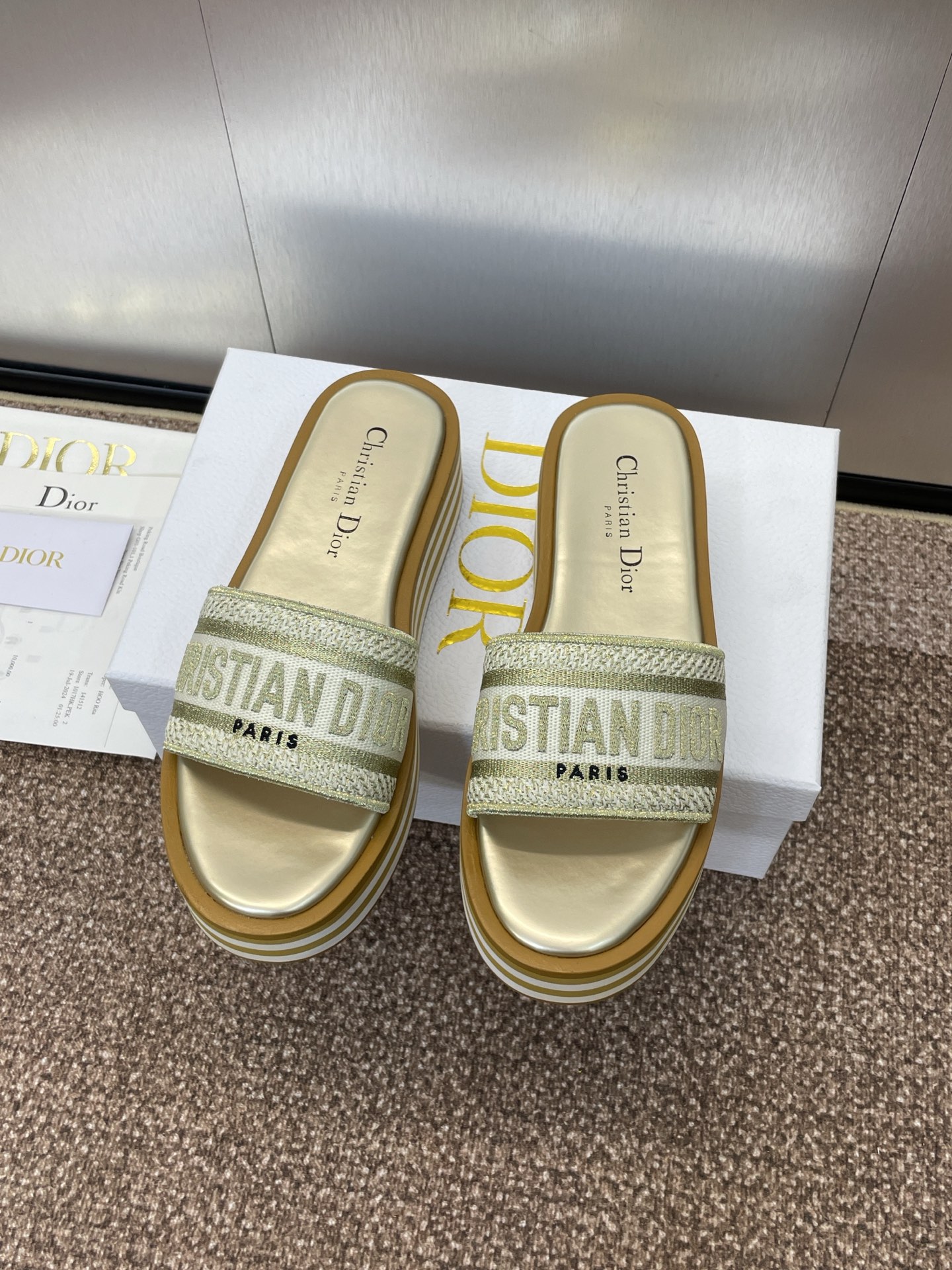 Dior 2025 Printemps-Été Nouveauté IVIETA DWAY couleur jelly mule à un bar couleur contrastée paille tressée broderie 3D CD