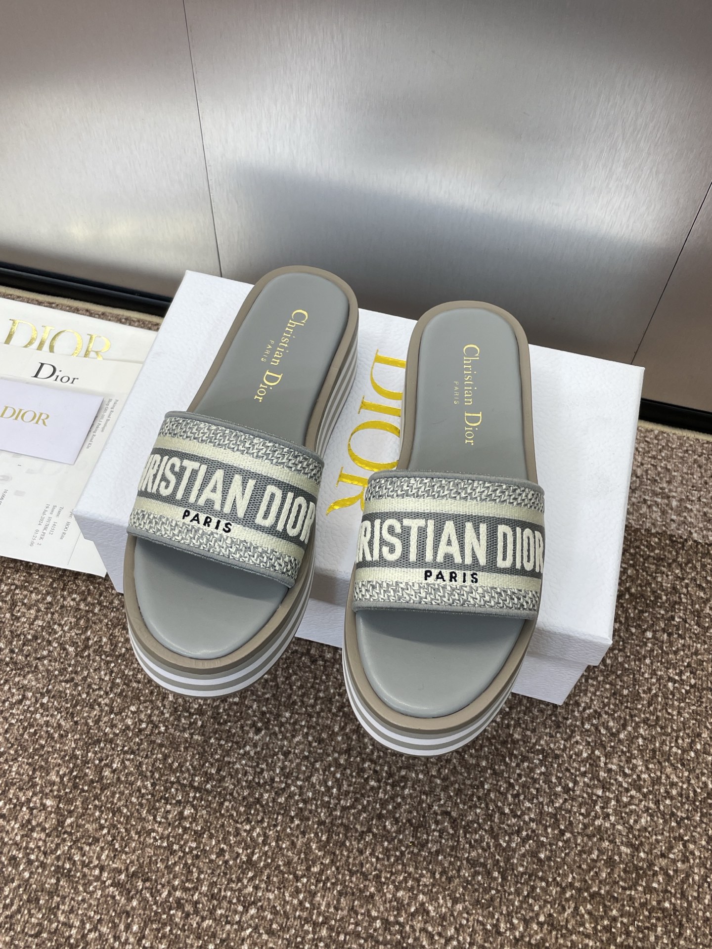 NO:226701,Dior Dior 2025 spring and summer new IVIETA DWAY jelly color flat-soled flip-flop color-blocked women's shoes CD letter logo three-dimensional embroidered thick-soled round toe slippers Original development top version on the market Material: imported raffia grass electric embroidery high-temperature water-soluble cotton technology fabric   water-dyed cowhide footbed inside   original consistent combination sole 4CM sole thickness 4CM size35-43 (40.41.42.43 custom made without return or replacement), slippers sandals, dior, dior, sandals, slippers, cowhide19860909迪奥 Dior 2025 春夏新款 IVIETA DWAY 果冻色平底一字拖拼色女鞋 CD字母logo立体刺绣厚底圆头露趾拖鞋 原版开发市面顶级版本 材质:鞋面进口酒椰草电绣高温水溶棉质科技面料 水染牛皮垫脚内里 原版一致组合大底 底厚4CM size35-43（40.41.42.43定做不退不换）,拖鞋凉鞋,dior,dior,sandals,slippers,cowhide,Women's Shoes