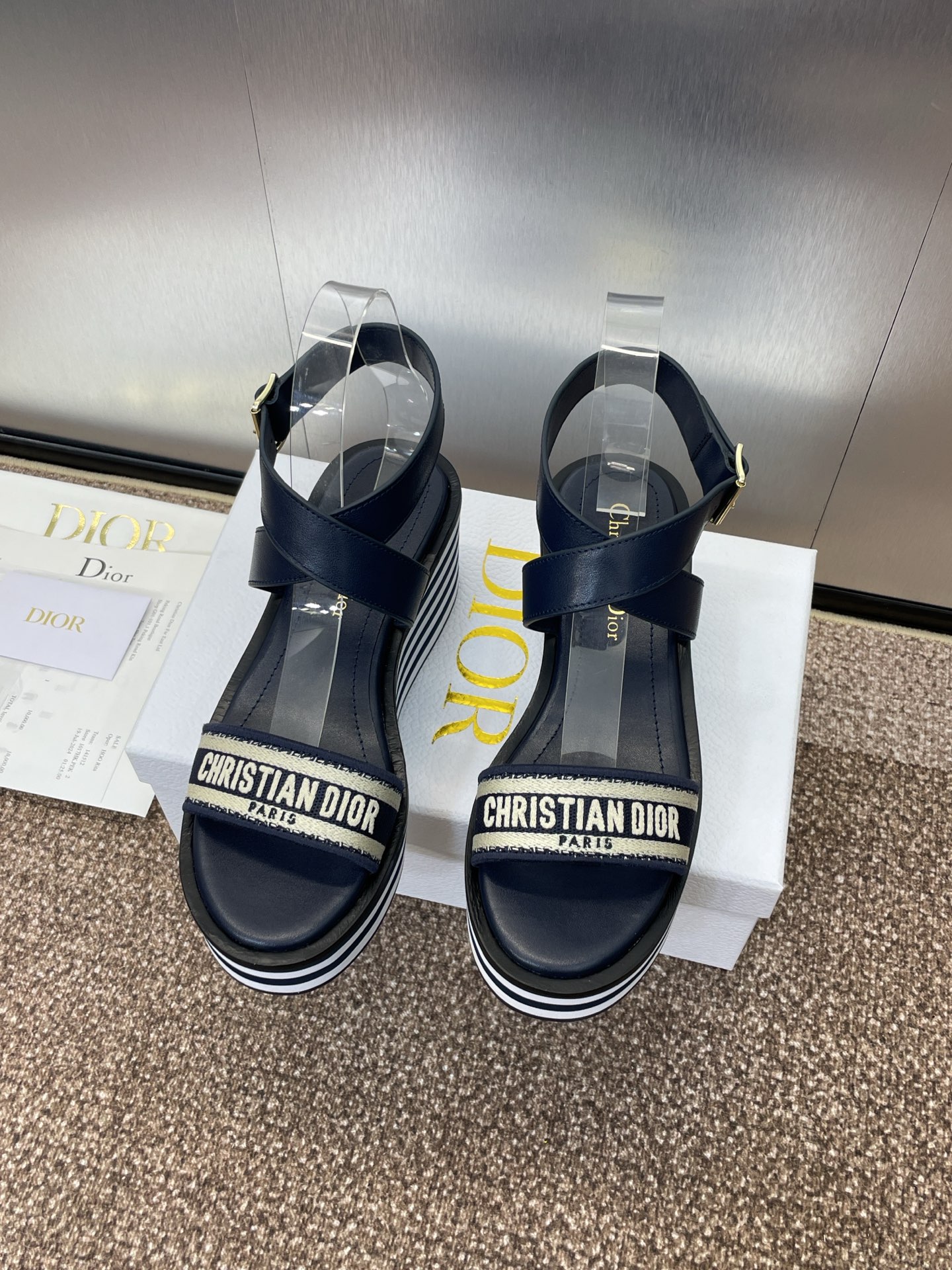 Dior 2025 nouvelle collection printemps-été IVIETA DWAY couleur jelly mules à un bandeau bicolore en paille tressée broderie 3D CD