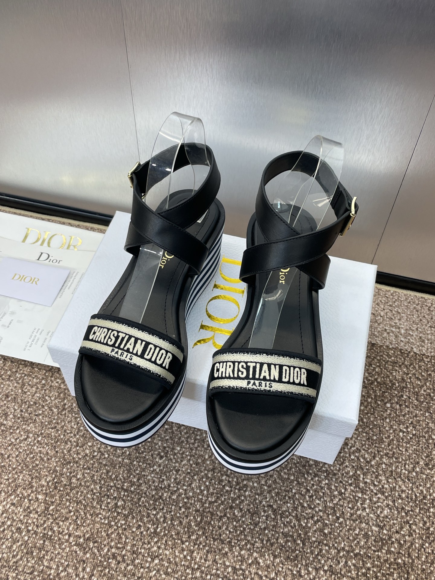 NO:226704,Dior Dior 2025 spring and summer new IVIETA DWAY thick sole cross-belt color-blocked women's shoes CD letter logo three-dimensional embroidered wedge round toe open-toe sandals Original development top version Material: imported electric embroidery high temperature water-soluble cotton technology fabric   water-dyed cowhide footbed inside   original consistent leather edge rubber combination sole Heel height 7CM size35-43 (40.41.42.43 custom made without return or replacement), slippers sandals, dior, dior, sandals, slippers, cowhide19860909迪奥 Dior 2025春夏新款 IVIETA DWAY 厚底交叉带拼色女鞋 CD字母logo立体刺绣坡跟圆头露趾凉鞋 原版开发市面顶级版本 材质:鞋面进口电绣高温水溶棉质科技面料 水染牛皮垫脚内里 原版一致真皮沿条橡胶组合大底 跟高7CM size35-43（40.41.42.43定做不退不换）,拖鞋凉鞋,dior,dior,sandals,slippers,cowhide,Women's Shoes