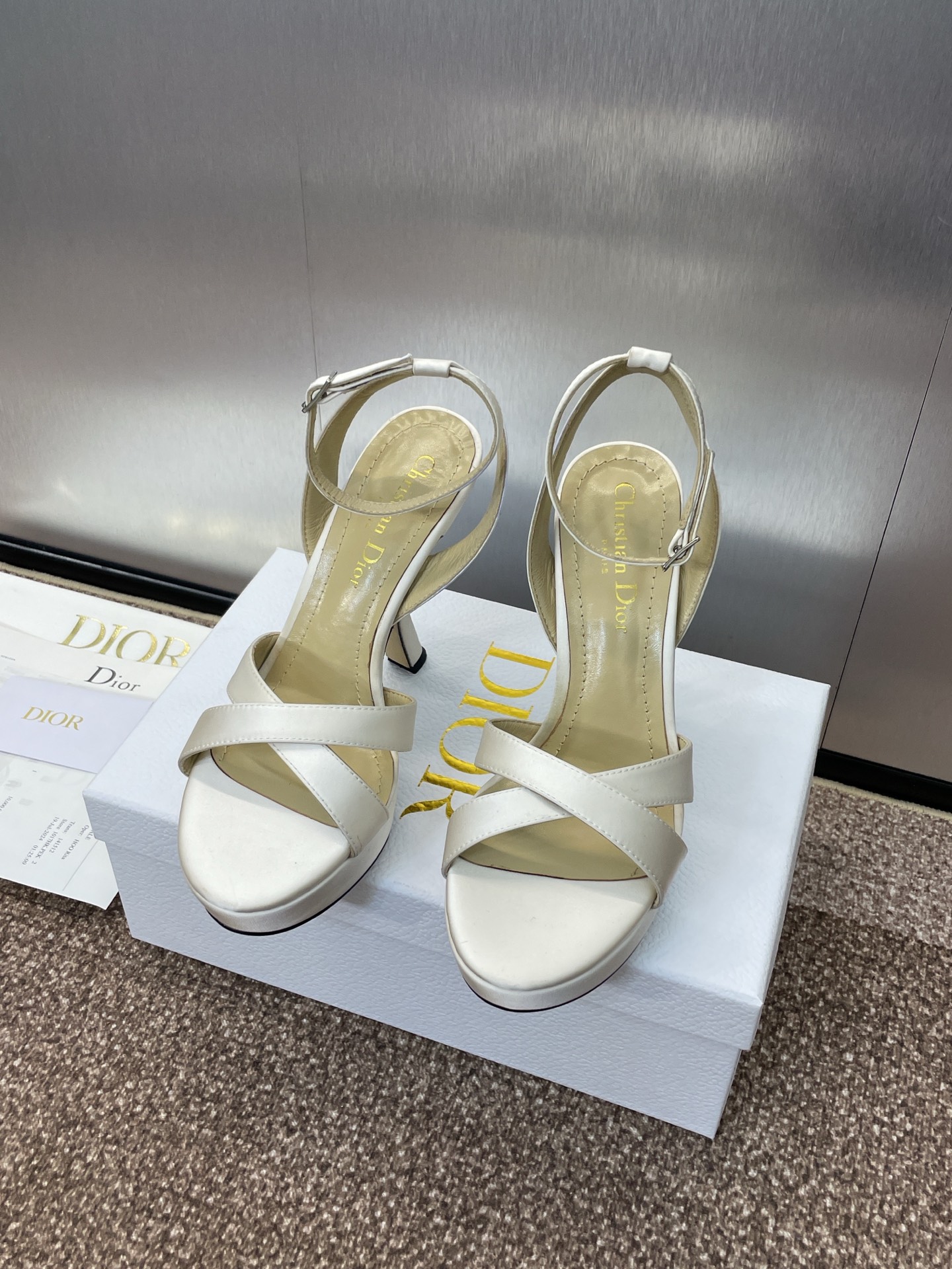 NO:226678,Dior 2025 Spring and Summer Show new Tribales high heel cross-belt women's shoes CD star same rhinestone letter logo hardware buckle waterproof platform sandals Material: original custom silk / imported metal sheepskin   water dyed sheepskin inner lining foot pad   original molded rhinestone hardware buckle   Italian leather outsole heel height 12CM / waterproof platform height 3CM size 35-42 (40.41.42 custom non-return and exchange), high heels, balenciaga, dior, dior, sandals, high heels, sheepskin, real silk, Leather soles19860909Dior 迪奥 2025春夏走秀新款Tribales高跟交叉带露趾女鞋 CD明星同款水钻字母logo五金扣防水台凉鞋 材质:原版定制真丝/进口金属羊皮 水染羊皮内里垫脚 原版开模水钻五金扣 意大利真皮大底 跟高12CM/防水台高3CM size 35-42（40.41.42定制不退换）,高跟鞋,balenciaga,dior,dior,sandals,high heels,sheepskin,real silk,Leather soles,Women's Shoes