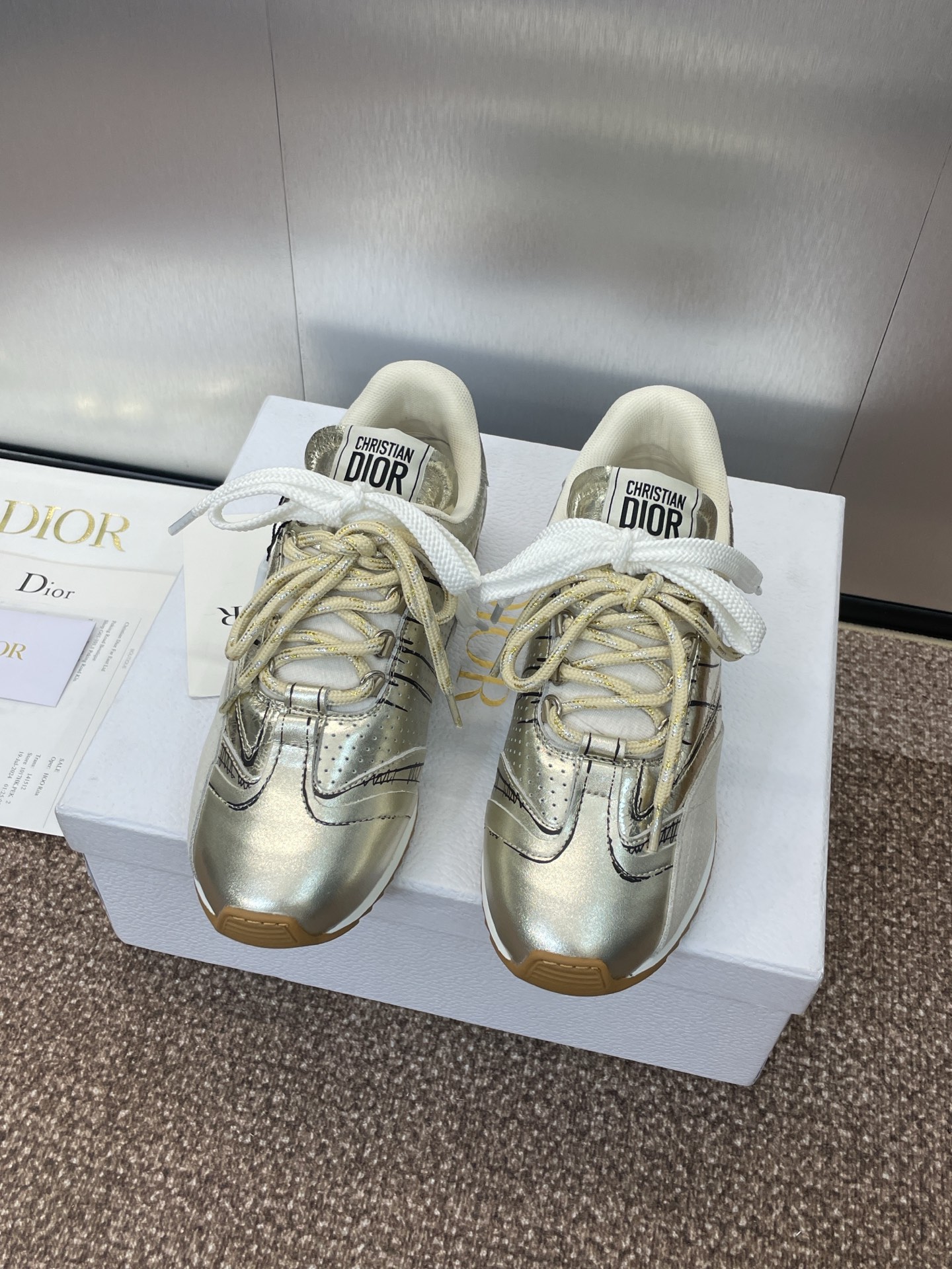 NO:226697,Women's Size Dior 2025 Spring and Summer Show new style D-Sketch graffiti sneakers Celebrity same style thick-soled lace-up casual running shoes CD letter logo color-blocking retro dad shoes Top high-end version on the market Material: Upper imported beef leather / custom metal burst calfskin / nylon fabric decoration   environmentally friendly polyester blend breathable inner lining   high elastic foam foot pad   original mold opening TPU sole Size: Women's Size 35-41 (41 custom-made without return and exchange), casual shoes / sneakers, dior, dior, sneakers, cowhide19860909女码 Dior 迪奥 2025春夏走秀新款 D-Sketch涂鸦运动鞋 明星同款厚底系带休闲跑鞋 CD字母logo拼色复古老爹鞋 市面顶级高端版本 材质:鞋面进口牛猄皮/定制金属爆裂纹小牛皮/尼龙织物装饰 环保涤纶混纺透气内里 高弹发泡垫脚 原版开模TPU大底 Size:女码35-41（41定制不退换）,休闲鞋/运动鞋,dior,dior,sneakers,cowhide,Women's Shoes