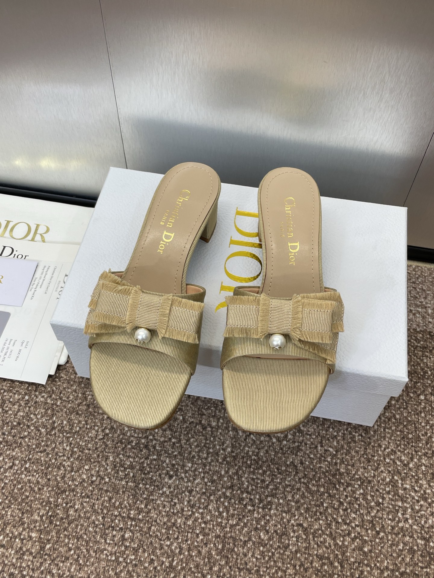 NO:226728,J'ADIOR tassel webbing shoes Dior 2025 spring and summer show new Adiorble thick heel fish mouth women's shoes CD celebrity same style fashion tassel bow low heel pearl alphabet logo hardware buckle sandals top high-end version on the market Material: original custom tassel grosgrain upper   water dyed sheepskin inner footbed   original molded pearl hardware buckle   Italian leather outsole Heel height 3.5CM size35-43 (40.41.42.43 custom made without return), slippers, dior, dior, slippers, sheepskin, Leather soles19860909J‘ADIOR流苏织带女鞋 Dior 迪奥 2025春夏走秀新款Adiorble粗跟鱼嘴女鞋 CD明星同款时尚流苏蝴蝶结低跟珍珠字母logo五金扣凉拖鞋 市面顶级高端版本 材质:原版定制流苏罗缎鞋面 水染羊皮内里垫脚 原版开模珍珠五金扣 意大利真皮大底 跟高3.5CM size35-43（40.41.42.43定做不退换),拖鞋,dior,dior,slippers,sheepskin,Leather soles,Women's Shoes