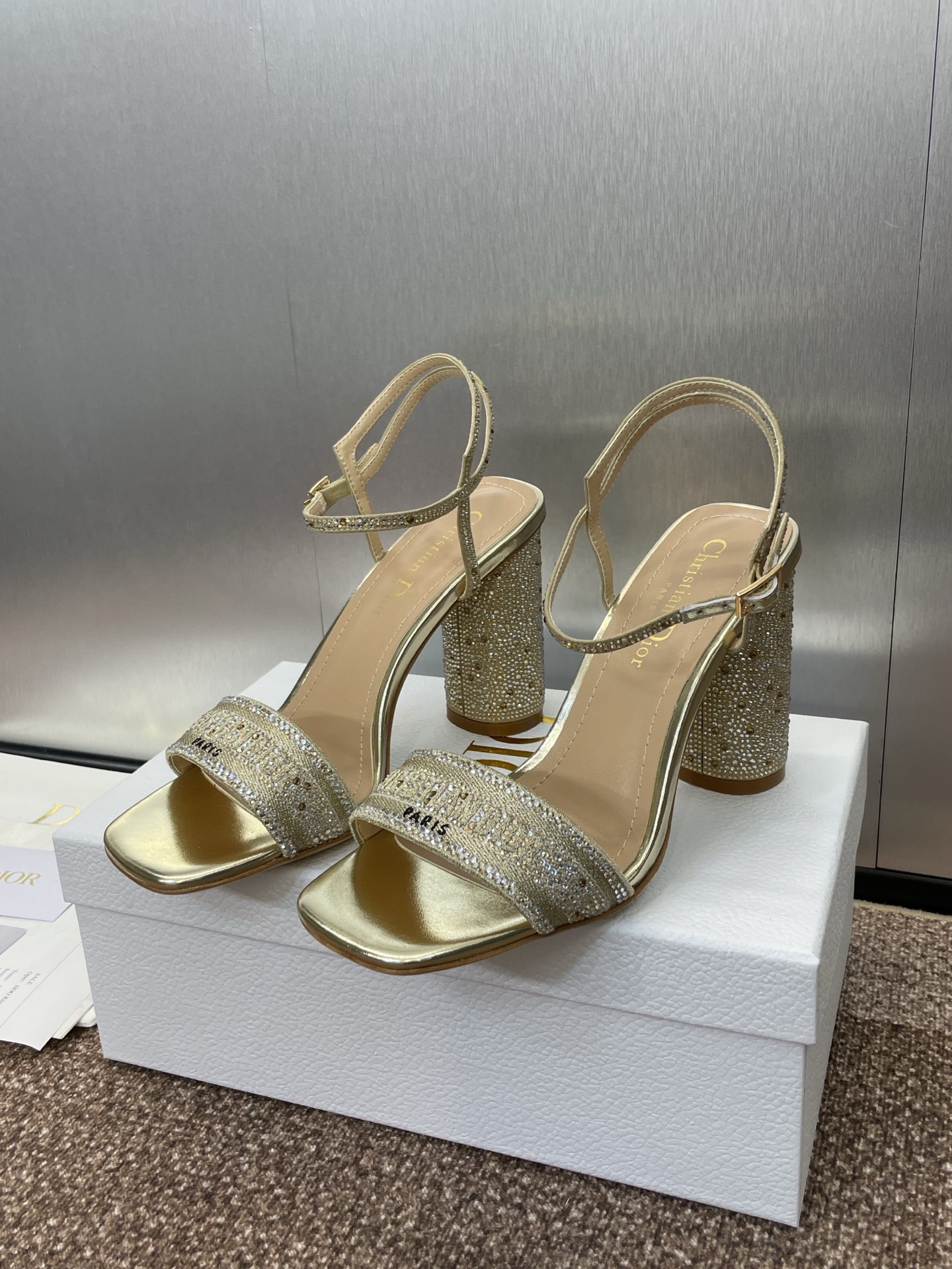 NO:226718,Dior Dway 2025 spring and summer latest high-heeled electric embroidery color-blocking crystal sandals CD letter logo star same style hot diamond thick heel with one ring hairtail fish mouth open toe women's shoes material original customized high-temperature water-soluble electric embroidery technology fabric/imported calfskin   water-dyed sheepskin lining   Italian genuine leather outsole Heel height: 9.5CM Size: 34-43 (34.40.41.42.43. Customized without return or replacement), sandals, dior, dior, sandals, cowhide, sheepskin, Leather soles19860909迪奥 Dior Dway 2025春夏最新款高跟电绣拼色水晶凉鞋 CD字母logo明星同款烫钻粗跟一圈带鱼嘴露趾女鞋 材质原版定制高温水溶电绣科技面料/进口小牛皮 水染羊皮内里 意大利真皮大底 跟高:9.5CM Size:34-43（34.40.41.42.43.定制不退不换）,凉鞋,dior,dior,sandals,cowhide,sheepskin,Leather soles,Women's Shoes