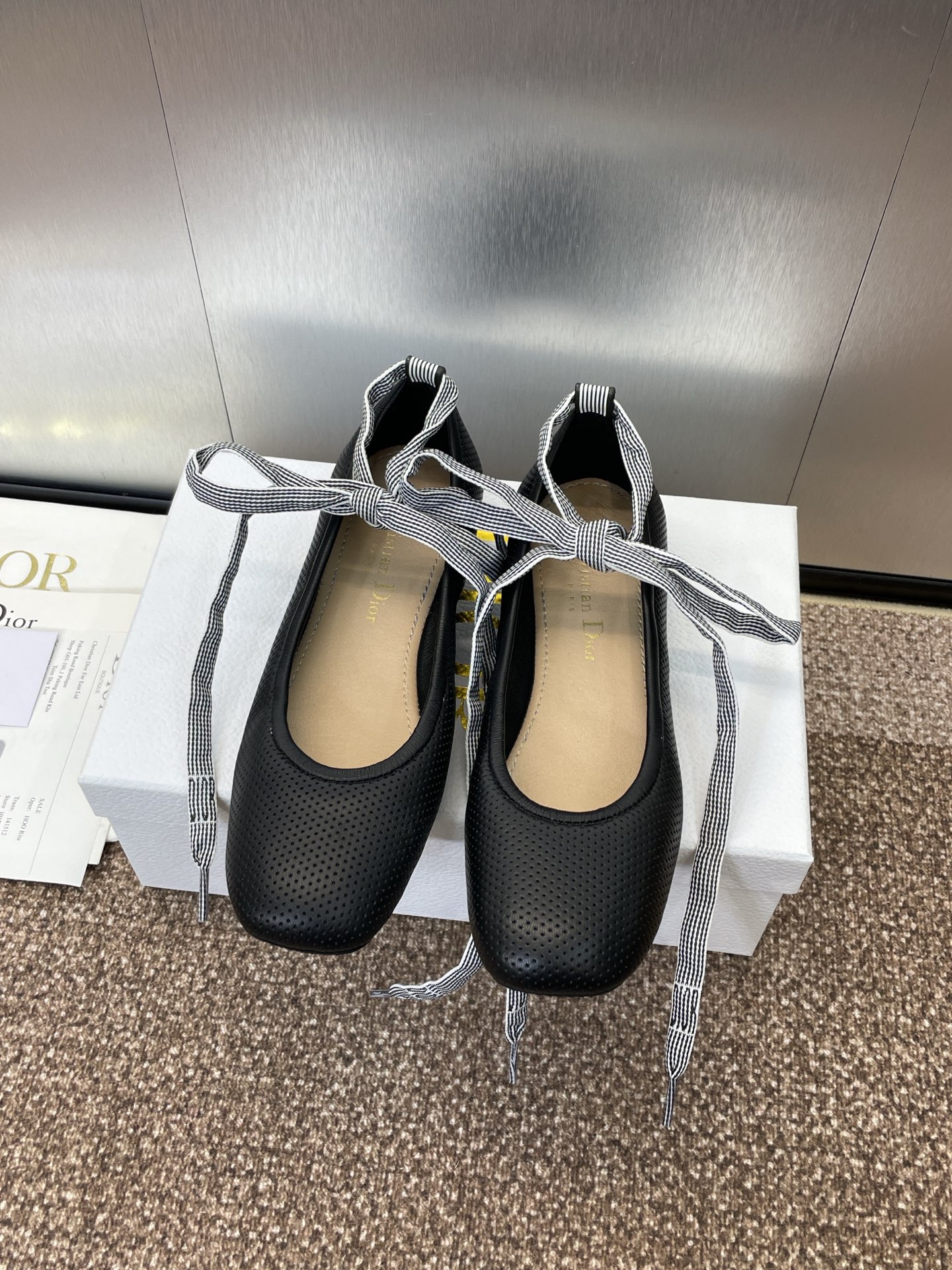 NO:226708,Dior 2025 spring and summer new D-Journey punched ballet doll women's single shoes CD letter logo webbing flat sole round toe color-blocking dance shoes top-level version material upper imported mixed-bred sheepskin   water dyed sheepskin inner lining   original molded Tpu outsole Size34-43 (34.40.41.42.43 custom made without return or exchange), ballet shoes, dior, dior, sheepskin19860909迪奥 Dior 2025春夏新款D-Journey冲孔芭蕾舞娃娃女单鞋 CD字母logo织带平底圆头拼色跳舞鞋 市面顶级版本 材质鞋面进口混种羊皮 水染羊皮内里 原版开模Tpu大底 Size34-43（34.40.41.42.43定做不退换）,芭蕾舞鞋,dior,dior,sheepskin,Women's Shoes