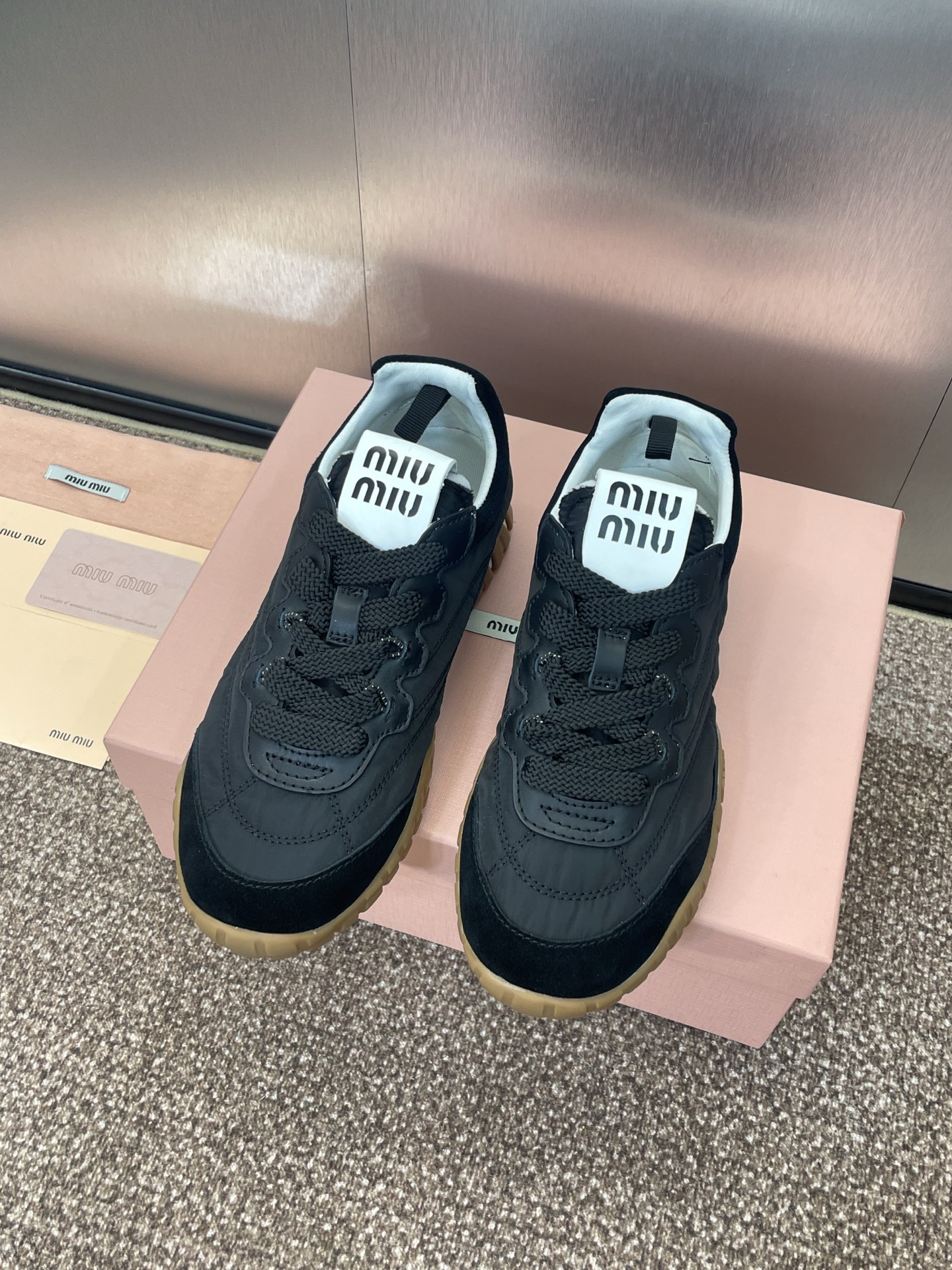 NO:226705,Miumiu 2025 high-end series show new lace-up casual sports training women's shoes. Miao Miao star's same letter logo round toe color-blocking Forrest Gump running shoes. Material: imported upper sheep leather/environmentally friendly breathable and waterproof nylon technology fabric   water dyed sheepskin inner lining   original mold-opening anti-slip sole Size: 35-40 (40 customization without return or exchange), casual shoes/sports shoes, miumiu, sneakers, sheepskin, sheep19860909Miumiu 2025 高定系列走秀新款系带休闲运动德训女鞋 缪缪明星同款字母logo圆头拼色阿甘跑鞋 材质:鞋面进口羊猄皮/环保透气防水尼龙科技面料 水染羊皮内里 原版开模防滑大底 Size:35-40（40定制不退换）,休闲鞋/运动鞋,miumiu,sneakers,sheepskin,sheep,Women's Shoes