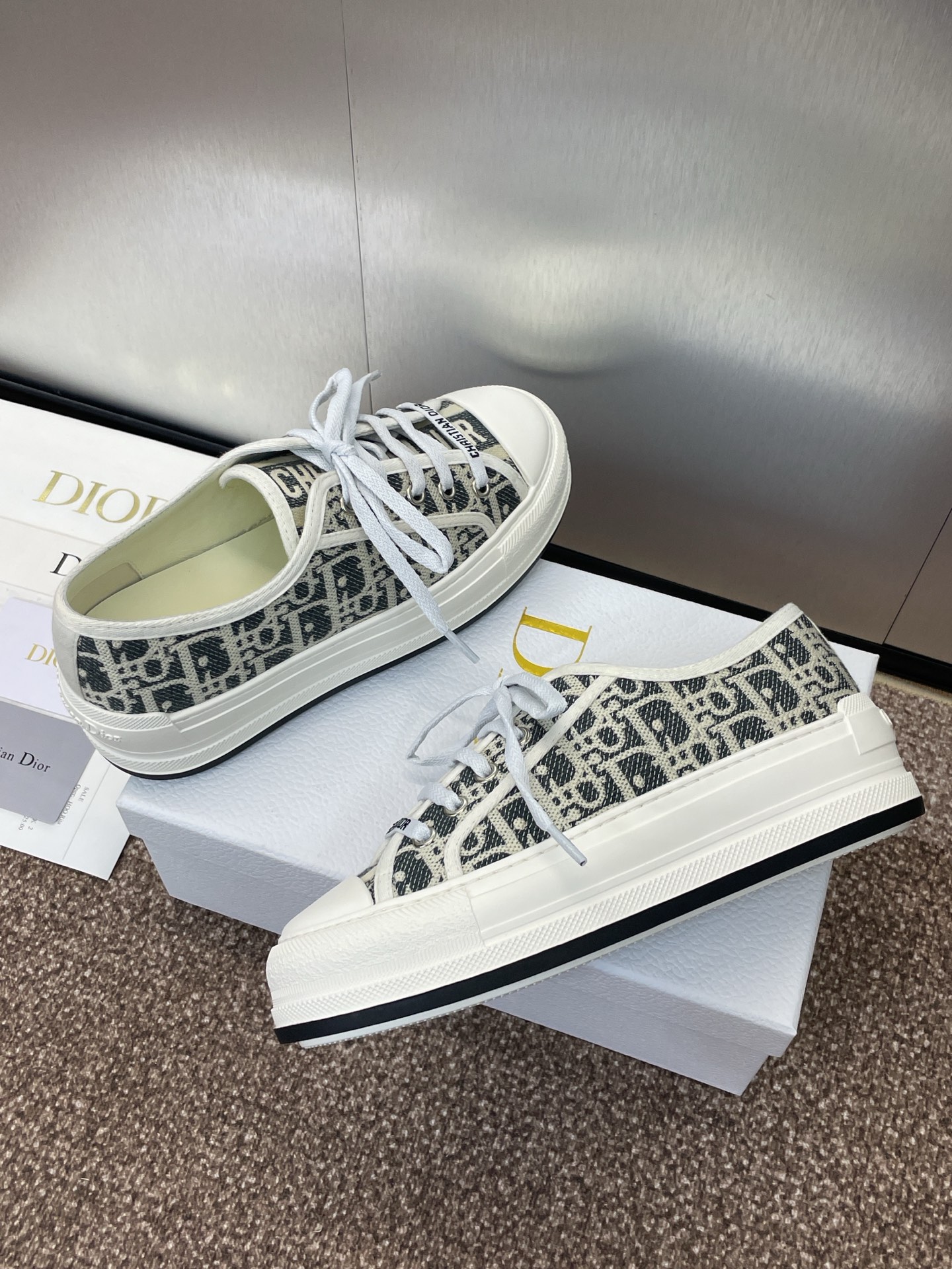 NO:226699,:Women's size/men's size Dior early spring latest couple's thick-soled straps low-top casual shoes Walk’n Dior Oblique dark flower letter logo jacquard embroidery pattern color block canvas sports white shoes The highest version on the market Material: Original imported environmentally friendly embroidery upper   water-dyed sheepskin inner lining   high elastic Logo foam pasting cowhide foot pad   original mold open Tpu outsole Size women's size 35-41 (40.41 customization without return) Men's size custom (39-43), casual shoes/sports shoes, dior, dior, sneakers, cowhide, sheepskin19860909:女码/男码 Dior 迪奥早春最新情侣款厚底绑带低帮休闲鞋 Walk’n Dior Oblique 暗花字母logo提花刺绣图案拼色帆布运动小白鞋 市面最高版本 材质:原版进口环保刺绣鞋面 水染羊皮内里 高弹力Logo发泡贴牛皮垫脚 原版开模Tpu大底 Size女码35-41(40.41定制不退换) 男码定制(39-43),休闲鞋/运动鞋,dior,dior,sneakers,cowhide,sheepskin,Women's Shoes
