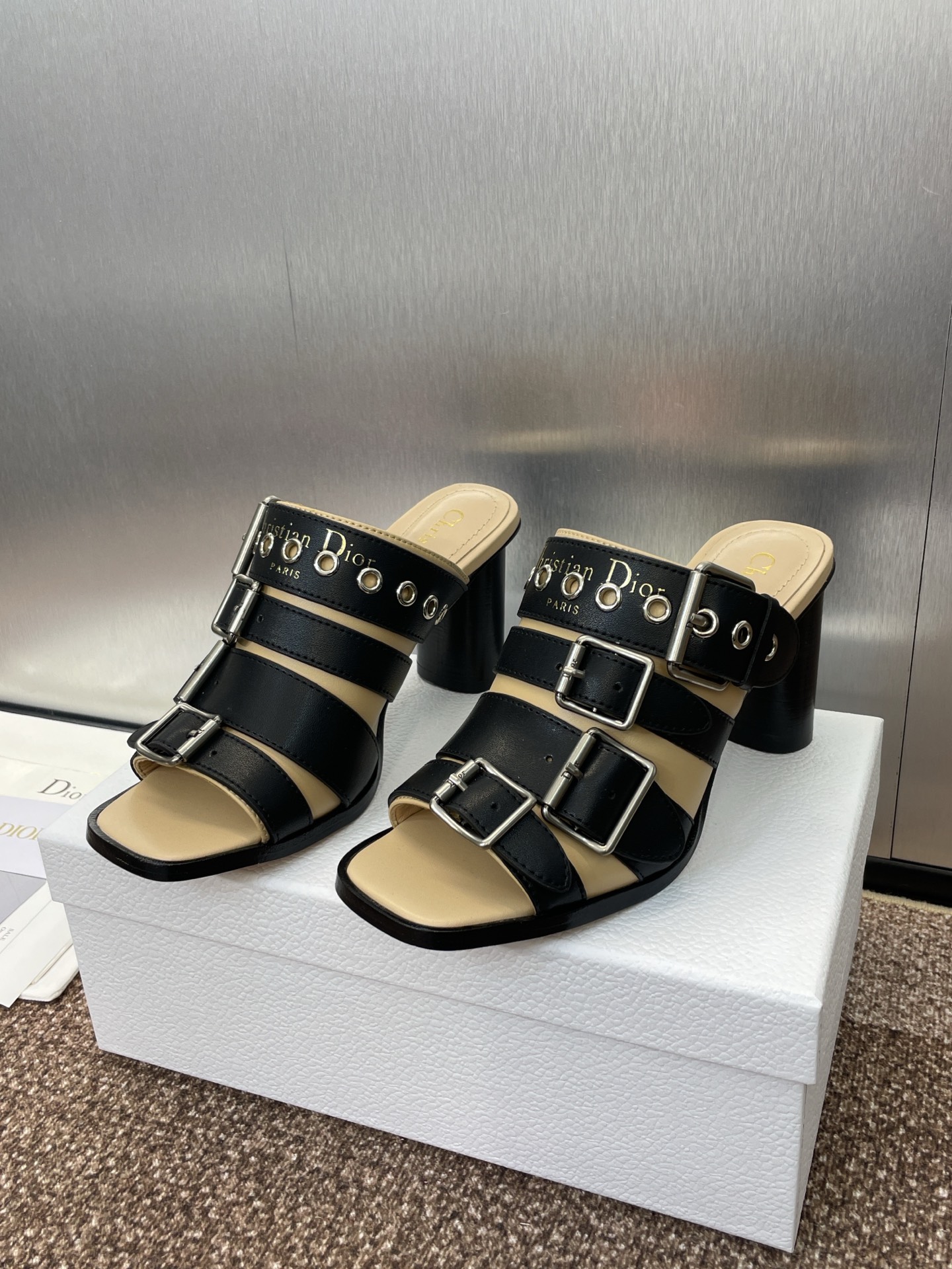 NO:226695,Dior 2025 spring and summer new D-Avenue series high-heel color-blocking Roman style slippers CD letter logo hardware buckle star same punk style thick heel belt buckle fish mouth open toe women's shoes original material custom imported calfskin   water dyed sheepskin lining   Italian genuine leather outsole Heel height: 7.5CM Size: 35-42 (40.41.42 customization without return or replacement), sandals, dior, dior, sandals, slippers, cowhide, sheepskin, Leather soles19860909迪奥 Dior 2025春夏新款D-Avenue系列高跟拼色罗马风拖鞋 CD字母logo五金扣明星同款朋克风格粗跟皮带扣鱼嘴露趾女鞋 材质原版定制进口小牛皮 水染羊皮内里 意大利真皮大底 跟高:7.5CM Size:35-42（40.41.42定制不退不换）,凉鞋,dior,dior,sandals,slippers,cowhide,sheepskin,Leather soles,Women's Shoes