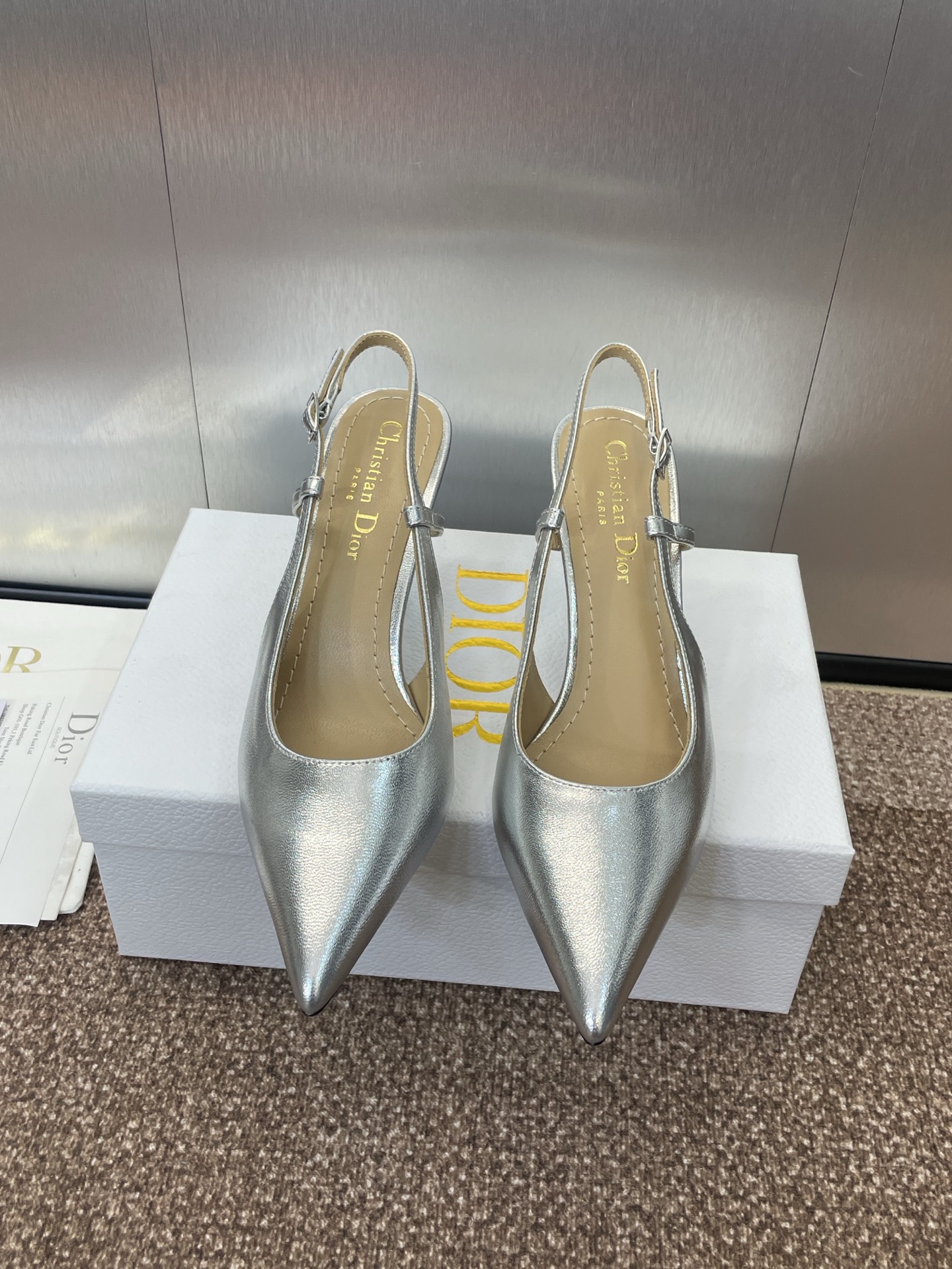 NO:226688,Dior 2025 Spring and Summer Show new Tribales series women's shoes CD star same style fashionable pointed toe pearl alphabet logo hardware buckle high heel muller sandals top high-end version on the market Material: original customized imported metal sheepskin upper   water dyed sheepskin inner footbed   original molded pearl hardware buckle   Italian genuine leather outsole Heel height: 7.5CM size34-41 (34.40.41 custom made without return), sandals, balenciaga, dior, dior, sandals, slippers, sheepskin, Leather soles19860909Dior 迪奥 2025春夏走秀新款Tribales系列女鞋 CD明星同款时尚尖头珍珠字母logo五金扣高跟穆勒凉拖鞋 市面顶级高端版本 材质:原版定制进口金属羊皮鞋面 水染羊皮内里垫脚 原版开模珍珠五金扣 意大利真皮大底 跟高:7.5CM size34-41（34.40.41定做不退换),凉鞋,balenciaga,dior,dior,sandals,slippers,sheepskin,Leather soles,Women's Shoes