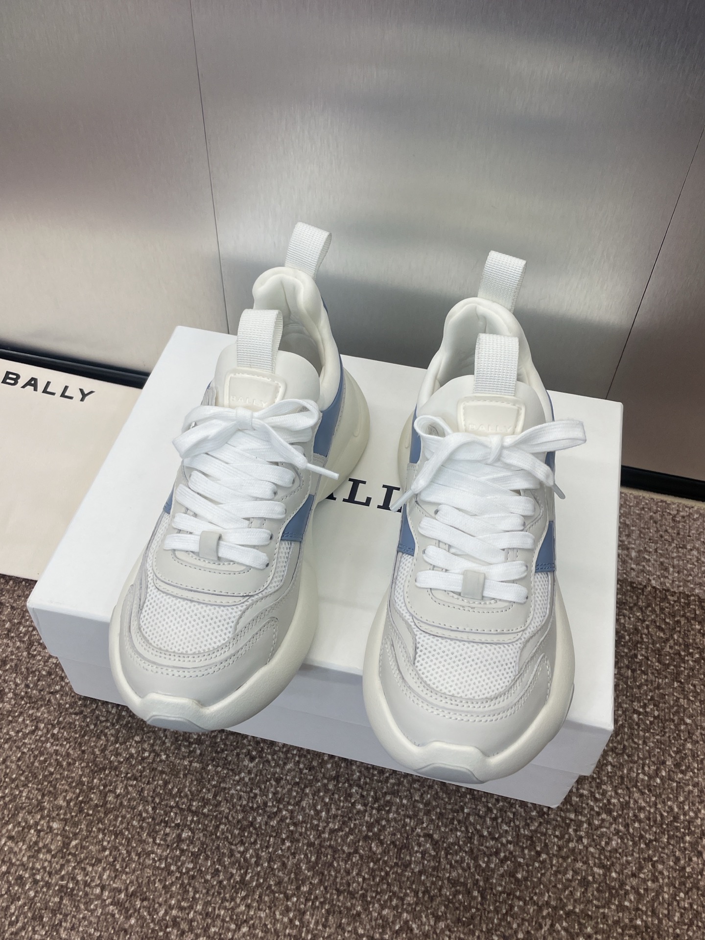 NO:226683,Bally 2025 spring and summer show new sports running shoes, star-like thick-soled lace-up casual and fashionable color-blocking dad shoes, top high-end version on the market Material: imported calfskin splicing environmentally friendly breathable mesh cloth   water-dyed sheepskin inner lining   environmentally friendly breathable fabric foam footbed   original mold opening TPU sole Size: Women's size 35-40 (40 customization without return and exchange), casual shoes/sports shoes, ballly, sneakers, cowhide, sheepskin19860909Bally 巴利2025春夏走秀新款运动跑鞋 明星同款厚底系带休闲时尚拼色老爹鞋 市面顶级高端版本 材质:鞋面进口小牛皮拼接环保透气网眼布 水染羊皮内里 环保透气织物发泡垫脚 原版开模TPU大底 Size:女码35-40（40定制不退换）,休闲鞋/运动鞋,bally,sneakers,cowhide,sheepskin,Women's Shoes