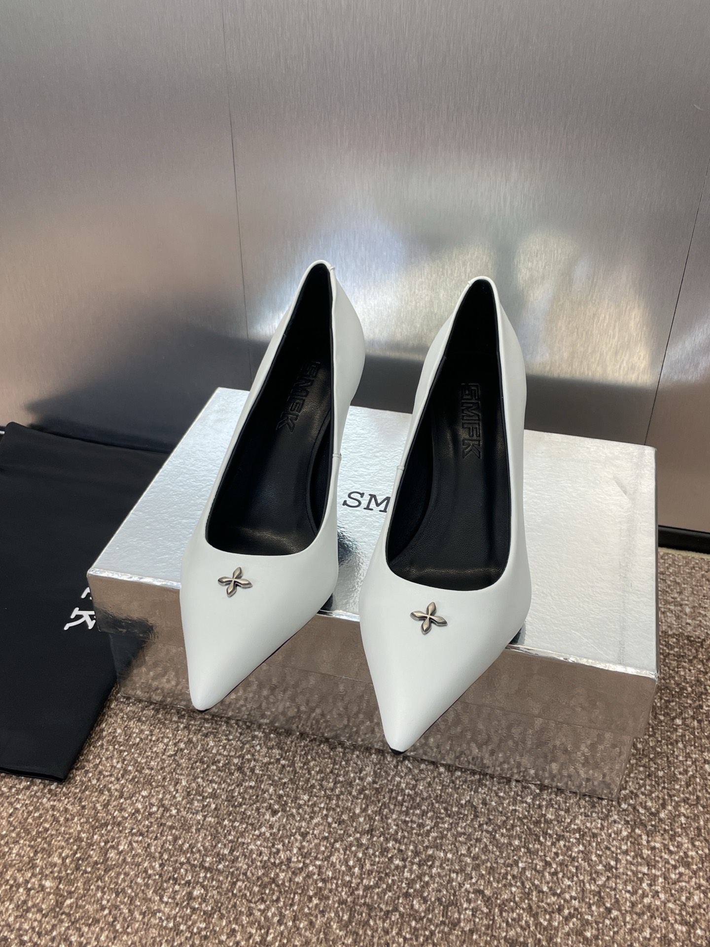 NO:226691,SMFK Tide Spring and Summer New Cross-Board Color-blocking Women's Shoes Niche Trendy Brand Pointed toe High Heels Fashionable and versatile single shoes Material imported mixed-bred sheepskin   water-dyed sheepskin inner lining   original molded rubber sole Heel height 8CM Size: 35-40 (40 custom-made, non-return and exchange), single shoes, sheepskin19860909SMFK Tide 春夏新款十字花扣拼色女鞋 小众潮牌尖头高跟时尚百搭单鞋 材质进口混种羊皮 水染羊皮内里 原版开模橡胶大底 跟高8CM Size: 35-40（40定制不退换）,单鞋,sheepskin,Women's Shoes