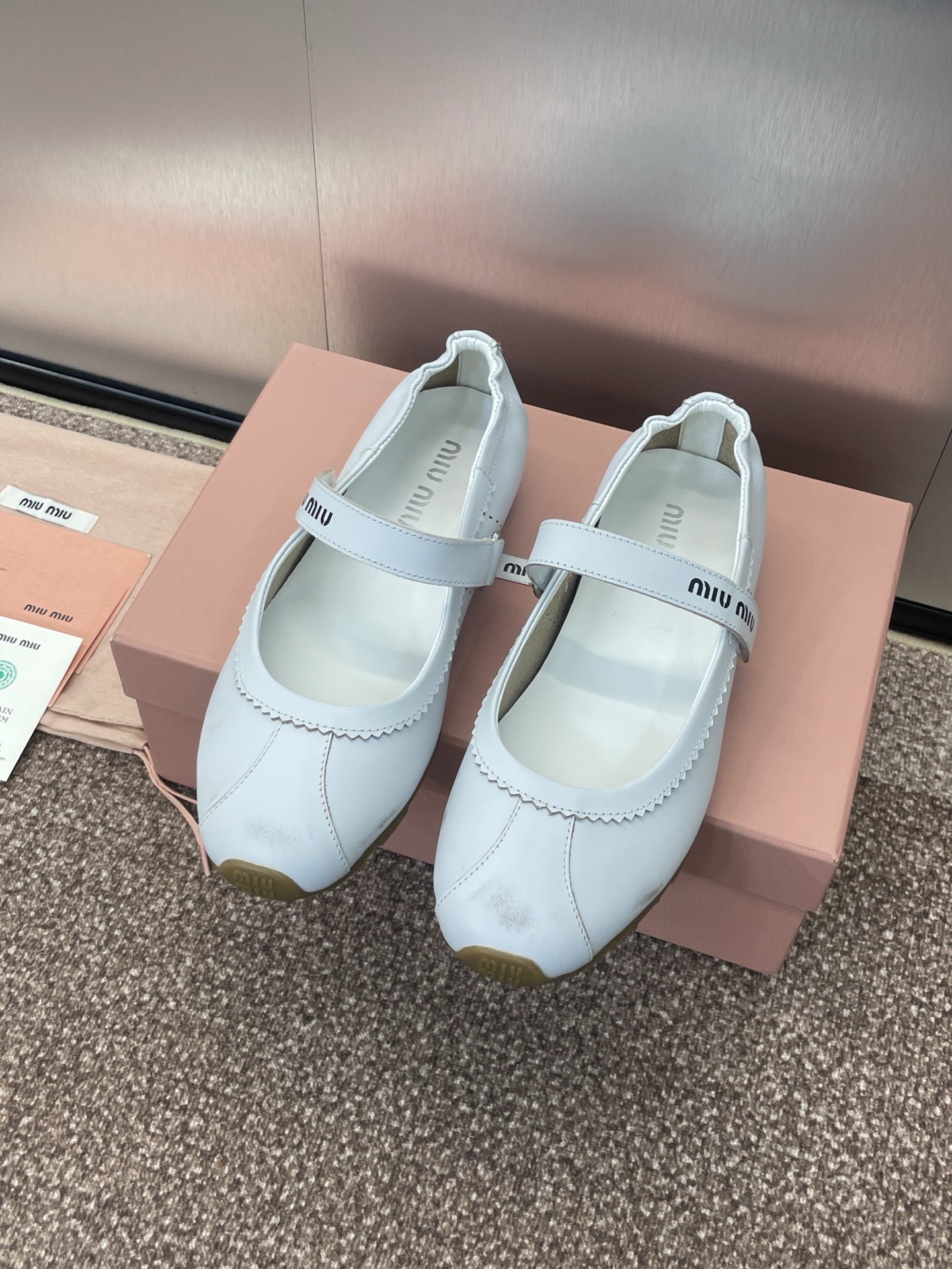 NO:226681,MIU MIU 25 Spring and Summer Bale Shoes Series·New Wrinkled Old Stainless Color Elastic Mary Jane Single Shoes, Show photos frequently appear on the covers of major fashion magazines·Zhang Yuanying and other celebrities will try on ordering, what you see is what you get, what you get, you will not regret it when you close your eyes, and the matching can be salty or sweet (ZP developed and customized to be a real version of mid-to-large sole) Customized upper imported sheep leather Sole: ZP customized outsole Size 35-39 (40 can be customized without return or exchange), ballet shoes, miumiu, mary jane, sheep19860909MIU MIU谬谬25春夏巴蕾舞鞋系列·全新褶皱做旧擦色松紧玛丽珍单鞋,走秀图频频出现在各大时装杂志封面·张元英等各路明星订货会试穿订购所见即所得闭眼入都是不会后悔·搭配还是可咸可甜（ZP开发订制真正对版中大底） 鞋面定制进口羊猄皮 鞋底:ZP定制大底 码数35-39 (40可定做不退换),芭蕾舞鞋,miumiu,mary jane,sheep,Women's Shoes