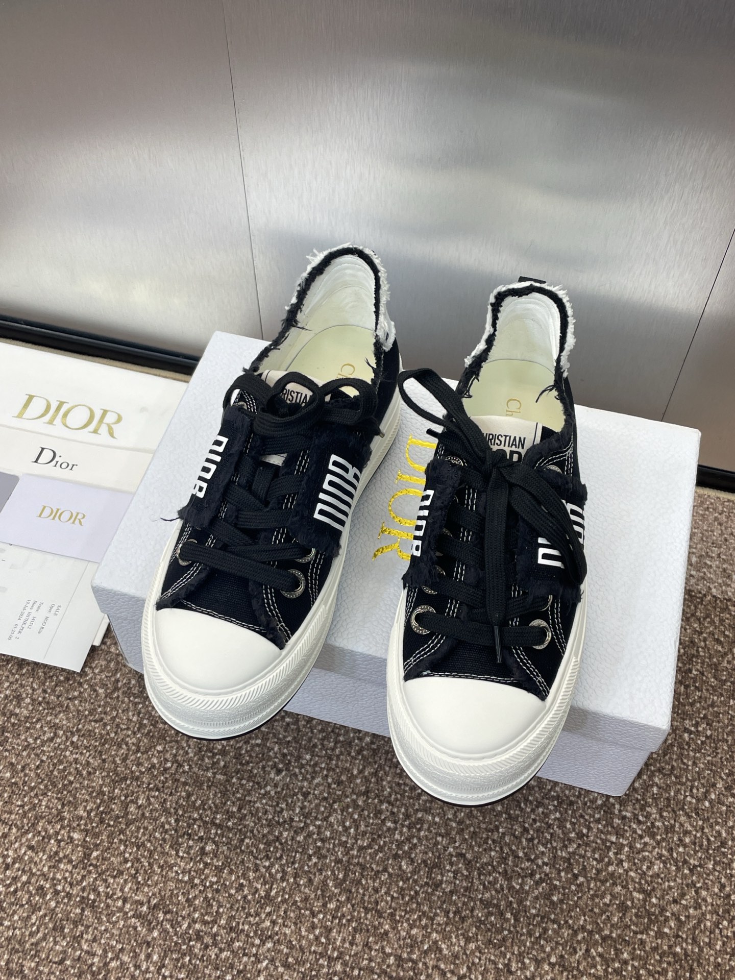 NO:226676,:Women's size/men's size Dior Early Spring latest couple's thick-soled straps low-top casual shoes Walk’n Dior Oblique dark flower letter logo jacquard embroidery pattern color block canvas sports white shoes The highest version on the market Material: Original imported environmentally friendly embroidery upper   water-dyed sheepskin inner lining   high elastic Logo foam pasting cowhide footbed   original mold open Tpu outsole Size women's size 35-42 (40.41.42 customization without return) Men's size custom (39-44), casual shoes/sports shoes, dior, dior, sneakers, cowhide, sheepskin19860909:女码/男码 Dior 迪奥早春最新情侣款厚底绑带低帮休闲鞋 Walk’n Dior Oblique 暗花字母logo提花刺绣图案拼色帆布运动小白鞋 市面最高版本 材质:原版进口环保刺绣鞋面 水染羊皮内里 高弹力Logo发泡贴牛皮垫脚 原版开模Tpu大底 Size女码35-42(40.41.42定制不退换) 男码定制(39-44),休闲鞋/运动鞋,dior,dior,sneakers,cowhide,sheepskin,Women's Shoes