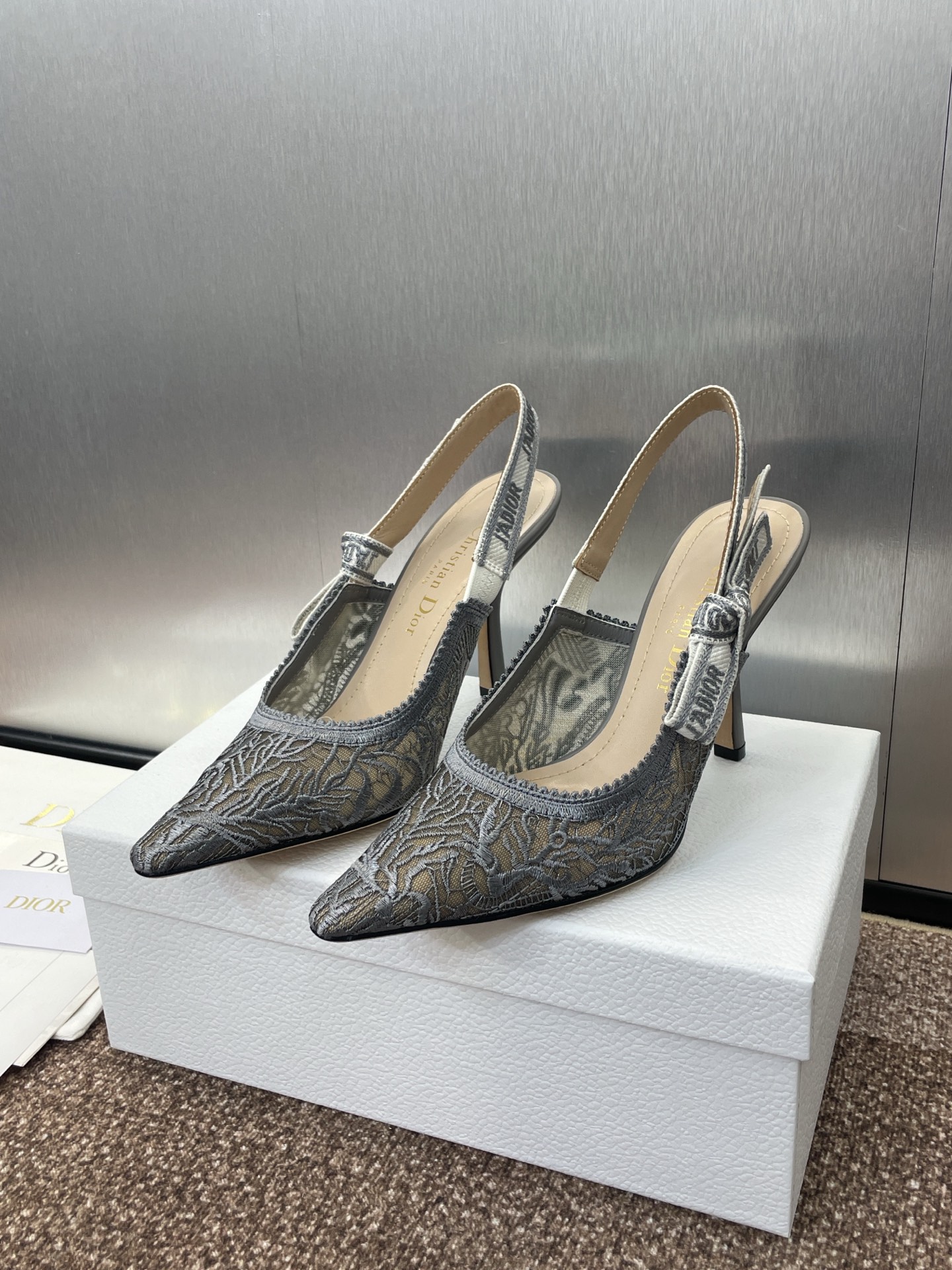 NO:254735,J'ADIOR webbing back empty sandals Dior Spring and summer latest color Quake Oblique jacquard embroidery letter logo high heel bow color combination women's shoes top high-end version of the market Material high-temperature water-soluble electric embroidery technology fabric   sheepskin lining   Italian leather outsole Standard size 33-44 (flat sole 34-44) (middle heel 6.5CM/high heel 9.5CM; 33-44) (33.34.40.41.42.43.44 customized, no return or replacement), sandals, dior, dior, sandals, sheepskin, Leather soles19860909J‘ADIOR织带后空凉鞋 迪奥 Dior 春夏最新色Quake Oblique 提花刺绣字母logo高跟蝴蝶结拼色女鞋 市场顶级高端版本 材质高温水溶电绣科技面料 羊皮内里 意大利真皮大底 码数标准码33-44(平底34-44)(中跟6.5CM/高跟9.5CM；33-44)(33.34.40.41.42.43.44订做,不退不换）,凉鞋,dior,dior,sandals,sheepskin,Leather soles,Women's Shoes