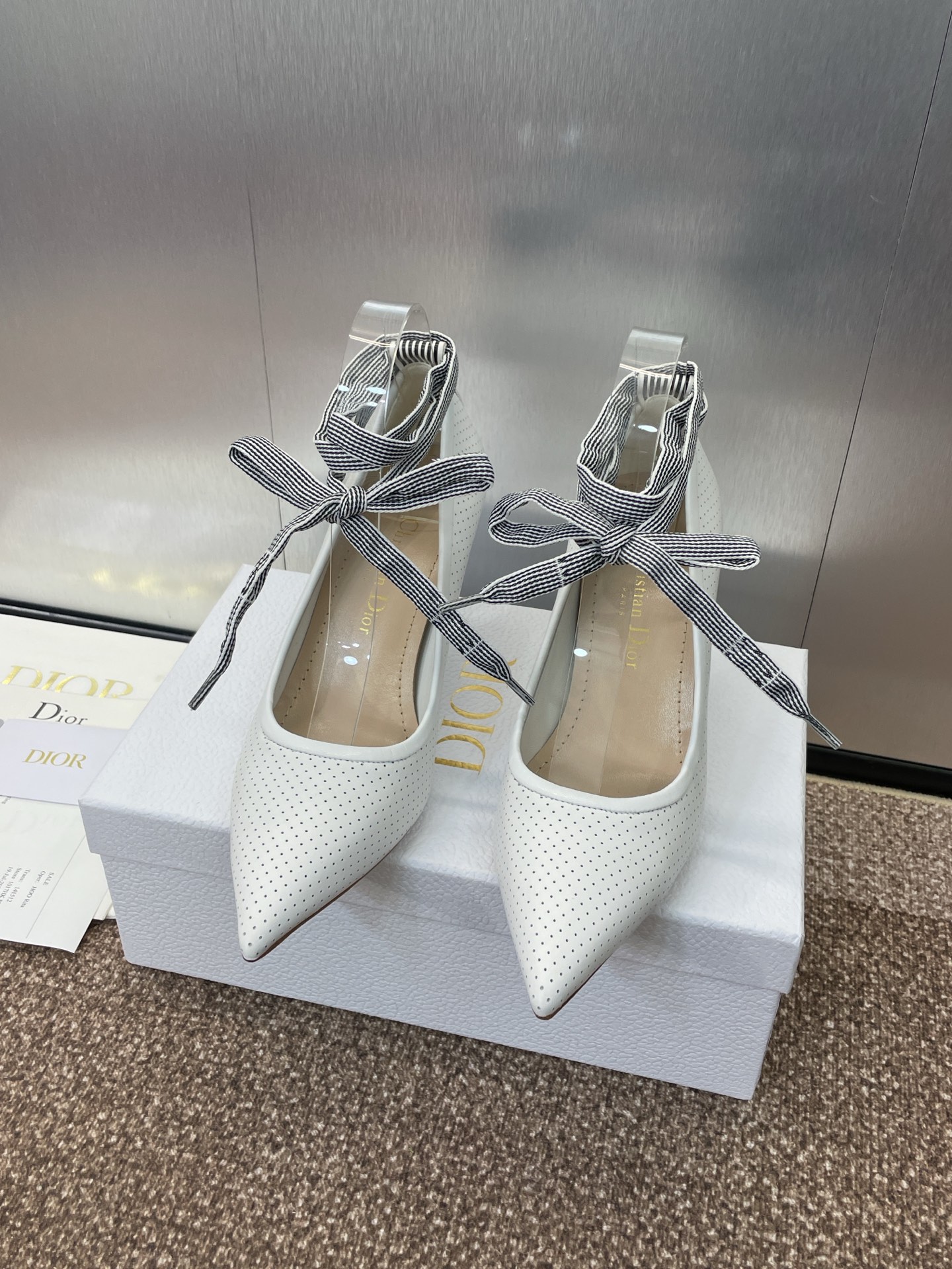 NO:254667,J'ADIOR webbing women's shoes Dior Dior spring and summer new Toujours punched embroidered letter logo mid-heel bow color-blocking single shoes. Top high-end version of the market. Material upper imported mixed-bred sheepskin   water-dyed sheepskin lining   Italian genuine leather outsole. Heel height 7CM size 34-44 (34. 40. 41. 42. 43. 44 customized non-return and exchange), high heels, dior, dior, high heels, sheepskin, Leather soles19860909J‘ADIOR织带女鞋 迪奥 Dior 春夏新款Toujours 冲孔刺绣字母logo中跟蝴蝶结拼色单鞋 市场顶级高端版本 材质鞋面进口混种羊皮 水染羊皮内里 意大利真皮大底 跟高7CM 码数34-44（34. 40. 41. 42. 43. 44定制不退换）,高跟鞋,dior,dior,high heels,sheepskin,Leather soles,Women's Shoes