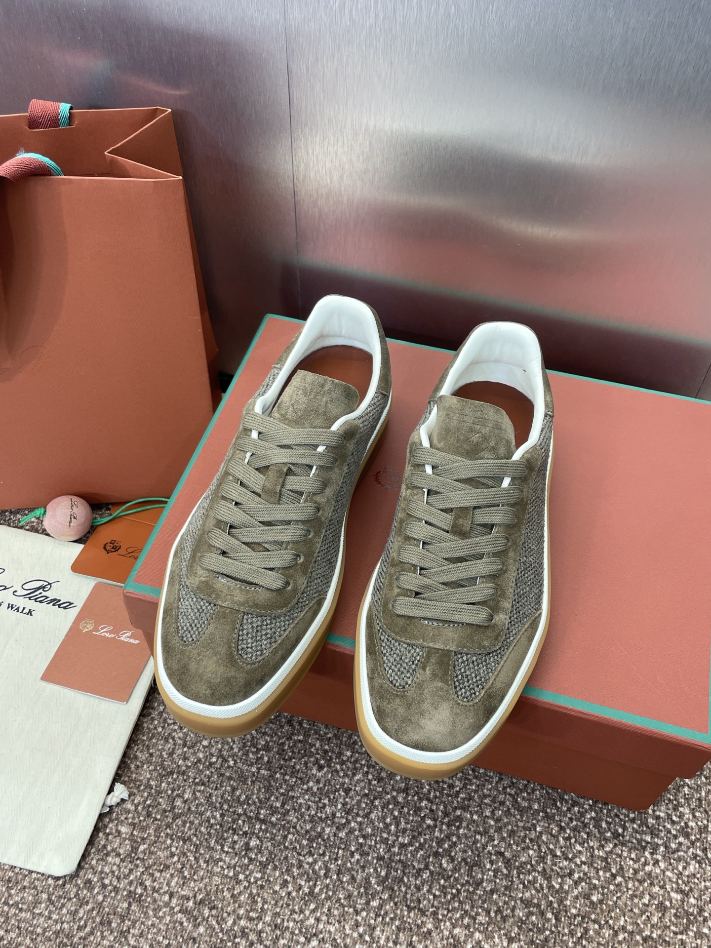 NO:257163,Loro Piana 2025 spring and summer new Tennis Walk series couple casual lace-up German training shoes LP flat-soled jelly color old Qian style color-blocking sports skateboard shoes Material upper imported calfskin/sheep leather/environmental breathable technology fabric   water dyed cowhide inner lining   original mold open-mold anti-slip sole Size women's size 35-41 (40.41 custom-made non-return and exchange) Men's size 39-46 (45.46 custom-made non-return and exchange), casual shoes/sports, loro piano, loro piano, sneakers, cowhide, sheep19860909Loro Piana 2025春夏新款Tennis Walk系列情侣款休闲系带德训鞋 LP平底果冻色老钱风拼色运动滑板鞋 材质鞋面进口小牛皮/羊猄皮/环保透气科技面料 水染牛皮内里 原版开模防滑大底 Size女码35-41（40.41定制不退换）  男码39-46（45.46定制不退换）,休闲鞋/运动鞋,loro piana,loro piana,sneakers,cowhide,sheep,Women's Shoes