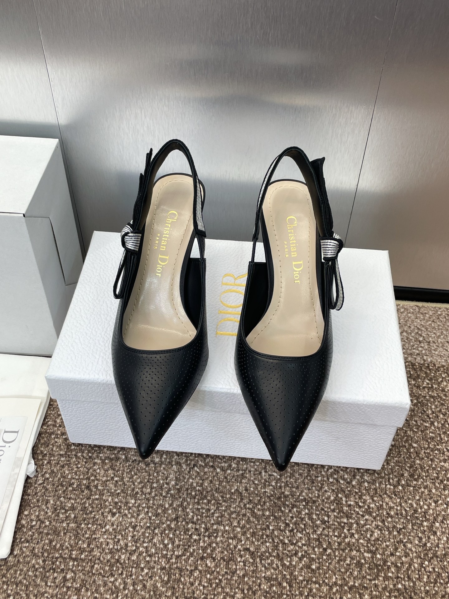 NO:254671,J'ADIOR webbing back empty sandals Dior new spring and summer punched women's shoes Toujours embroidered letter logo mid-heel bow color-blocking sandals market top high-end version Material upper imported mixed-bred sheepskin   water-dyed sheepskin lining   Italian genuine leather outsole Heel height 7CM Size 34-44 (34. 40. 41. 42. 43. 44 Customized non-return and exchange), high heels, dior, dior, sandals, high heels, sheepskin, Leather soles19860909J‘ADIOR织带后空凉鞋 迪奥 Dior 春夏新款冲孔女鞋 Toujours 刺绣字母logo中跟蝴蝶结拼色凉鞋 市场顶级高端版本 材质鞋面进口混种羊皮 水染羊皮内里 意大利真皮大底 跟高7CM 码数34-44（34. 40. 41. 42. 43. 44定制不退换）,高跟鞋,dior,dior,sandals,high heels,sheepskin,Leather soles,Women's Shoes