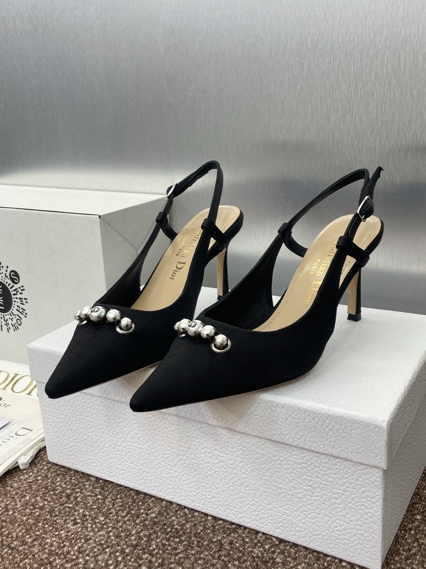 NO:254701,Dior Spring and Summer Haute Couture Series New Paris Low Heel Pointed Women's Shoes CD Letter Logo Pearl Hardware Buckle Thin Heeled Rear Sandals Imported Environmentally friendly Breathable Technology Fabric   Water-dyed Sheepskin Inner   Italian Leather Outsole Heel Heel Heel: 3.5CM/7CM Standard Code 34-43 (34.40.41.42.43 Customized No Return or Exchange), Sandals, Dior, Dior, Sandals, Sheepskin, Leather Soles19860909迪奥 Dior 春夏高定系列新款Paris低跟尖头女鞋 CD字母logo珍珠五金扣细跟后空凉鞋 材质进口环保透气科技面料 水染羊皮内里 意大利真皮大底 跟高:3.5CM/7CM 码数标准码34-43（34.40.41.42.43定制不退不换）,凉鞋,dior,dior,sandals,sheepskin,Leather soles,Women's Shoes