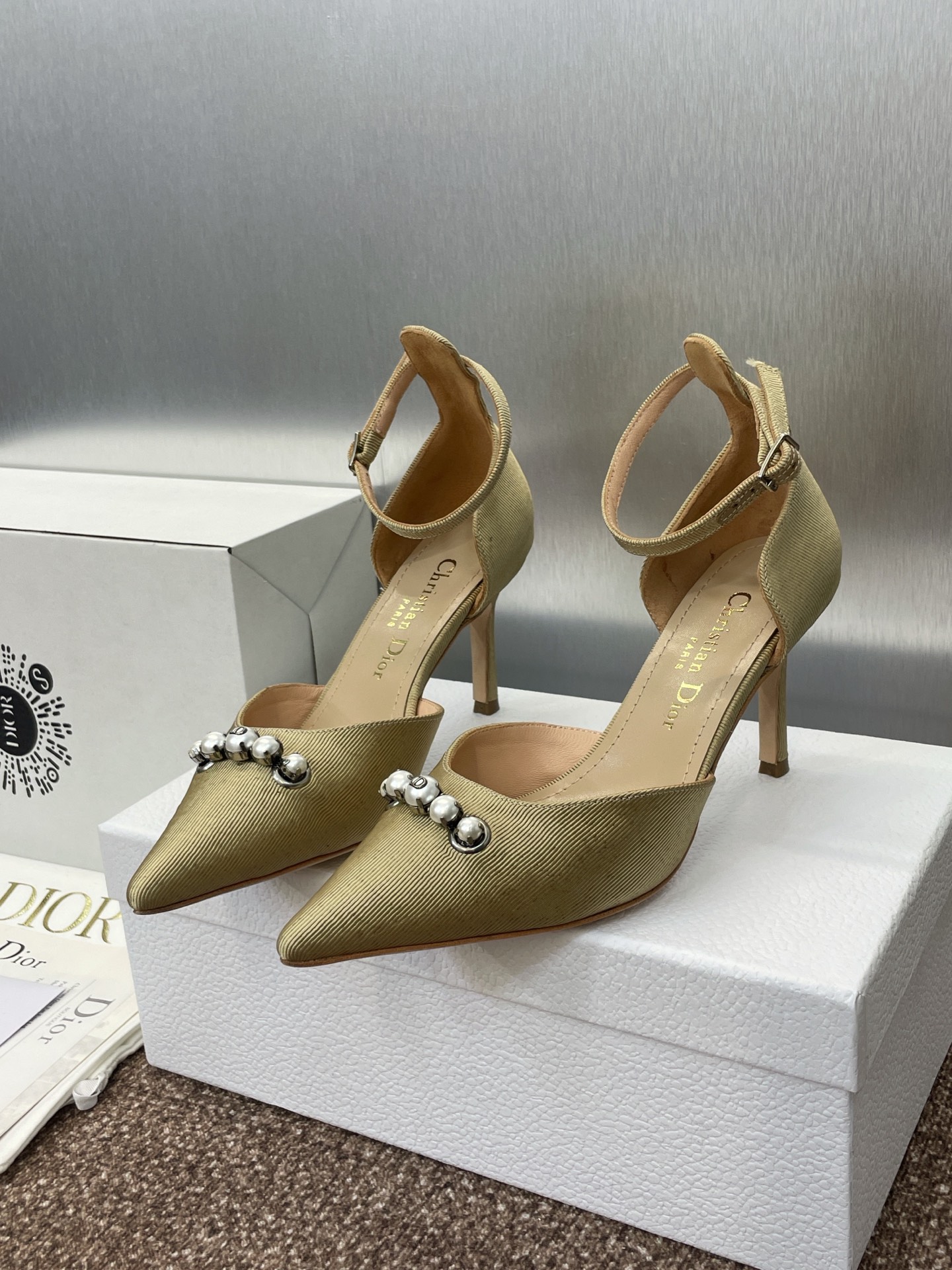 NO:254705,Dior Spring and Summer Haute Couture Series New Paris Low Heel Pointed Women's Shoes CD Letter Logo Pearl Hardware Buckle Thin Heel with Loose Sandals Material Imported Environmentally friendly Breathable Technology Fabric   Water-dyed Sheepskin Inner   Italian Leather Outsole Heel Heel Heel: 3.5CM/7CM Standard Code 34-43 (34.40.41.42.43 Customized No Return or Exchange), Sandals, Dior, Dior, Sandals, Sheepskin, Leather Soles19860909迪奥 Dior 春夏高定系列新款Paris低跟尖头女鞋 CD字母logo珍珠五金扣细跟一圈带中空凉鞋 材质进口环保透气科技面料 水染羊皮内里 意大利真皮大底 跟高:3.5CM/7CM 码数标准码34-43（34.40.41.42.43定制不退不换）,凉鞋,dior,dior,sandals,sheepskin,Leather soles,Women's Shoes