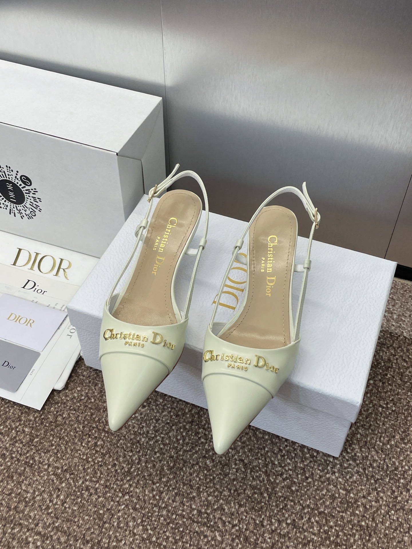 NO:254725,Dior 2025 spring and summer haute couture new MY Dior low-heeled pointed toe women's shoes CD letter logo hardware buckle thin heel empty sandals material imported edge beaded cowhide/calf leather/environmental breathable technology fabric   water dyed sheepskin lining   Italian leather outsole Heel height: 5CM size standard code 34-43 (34.40.41.42.43 customization without return or replacement), high heels, dior, dior, sandals, high heels, cowhide, sheepskin, Leather soles19860909迪奥 2025春夏高定系列新款 MY Dior 低跟尖头女鞋 CD字母logo五金扣细跟后空凉鞋 材质进口开边珠牛皮/小牛皮/环保透气科技面料 水染羊皮内里 意大利真皮大底 跟高:5CM 码数标准码34-43（34.40.41.42.43定制不退不换）,高跟鞋,dior,dior,sandals,high heels,cowhide,sheepskin,Leather soles,Women's Shoes