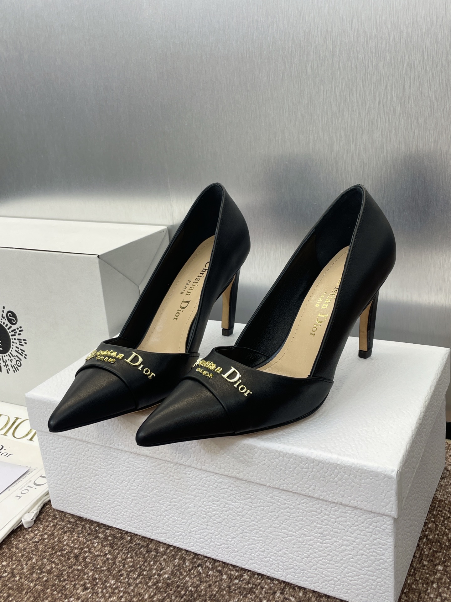 NO:254729,Dior 2025 spring and summer haute couture new model MY Dior low-heeled pointed toe women's shoes CD letter logo hardware buckle thin heels single shoes Material imported edge beaded cowhide/calf leather/environmental breathable technology fabric   water dyed sheepskin lining   Italian leather outsole Heel height: 8CM size standard code 34-43 (34.40.41.42.43 customization without return or replacement), high heels, dior, dior, high heels, cowhide, sheepskin, Leather soles19860909迪奥 2025春夏高定系列新款 MY Dior 低跟尖头女鞋 CD字母logo五金扣细跟单鞋 材质进口开边珠牛皮/小牛皮/环保透气科技面料 水染羊皮内里 意大利真皮大底 跟高:8CM 码数标准码34-43（34.40.41.42.43定制不退不换）,高跟鞋,dior,dior,high heels,cowhide,sheepskin,Leather soles,Women's Shoes