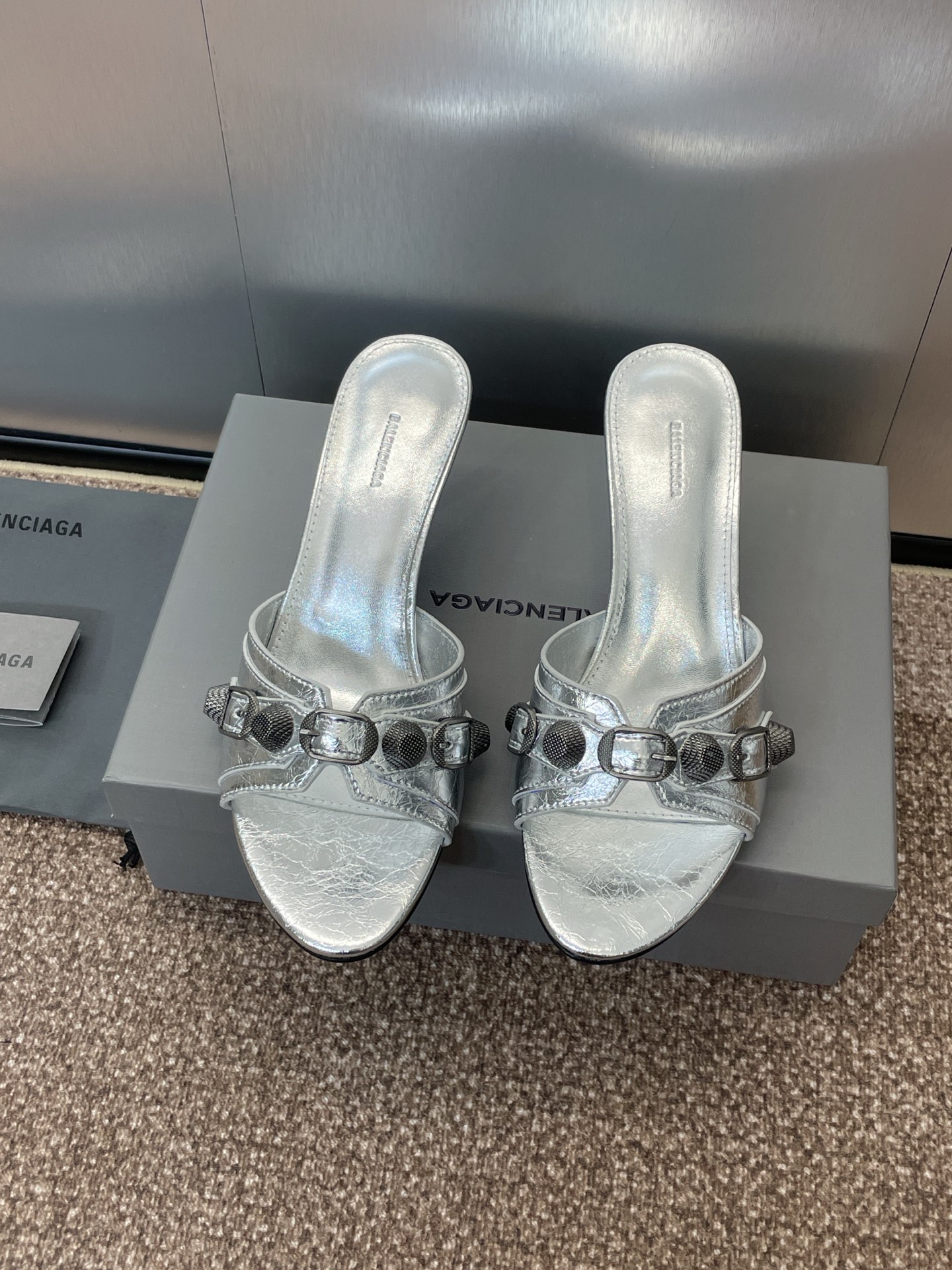 NO:254709,Balenciaga counter spring and summer new jelly color round toe mid-heel punk style metal belt buckle women's shoes Balenciaga letter logo hardware buckle fish mouth open toe sandals Material: custom upper imported calfskin   mixed breed sheepskin   Italian genuine leather outsole Heel height: 6CM size34-41 (34, 40, 41 custom-made non-return and exchange), high heels, balenciaga, balenciaga, high heels, slippers, cowhide, sheepskin, Leather soles19860909Balenciaga 专柜春夏新款果冻色圆头中跟朋克风格金属皮带扣女鞋 巴黎世家字母logo五金扣鱼嘴露趾凉拖鞋 材质:鞋面定制进口小牛皮 混种羊皮里 意大利真皮大底 跟高:6CM size34-41（34、40、41定制不退换）,高跟鞋,balenciaga,balenciaga,high heels,slippers,cowhide,sheepskin,Leather soles,Women's Shoes