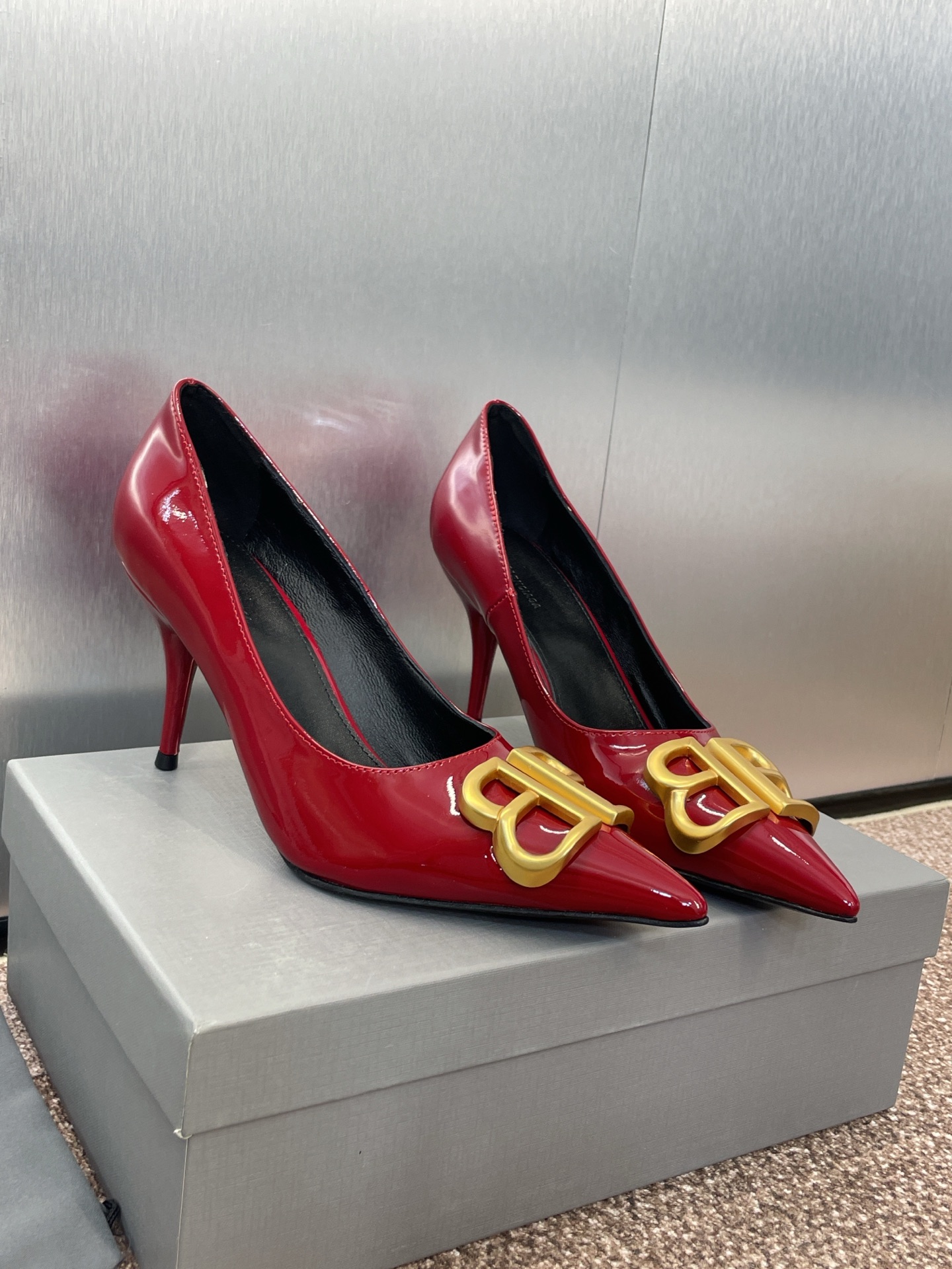 NO:254713,Sandals/single shoes Balenciaga Spring and summer new pointed toe high heels women's sandals, double B letter logo hardware button temperament witch single shoes, the highest quality on the market, material: custom imported beef patent leather   mixed-bred sheepskin   Italian genuine leather outsole Heels: mid-heel 6.5CM/high heel 8.5CM size34-41 (34, 40, 41 custom-made non-return and exchange), high heels, balenciaga, balenciaga, sandals, high heels, sheepskin, Leather soles19860909凉鞋/单鞋 巴黎世家 Balenciaga 春夏新款尖头高跟后空女凉鞋 双B字母logo五金扣气质女巫单鞋 市面最高品质 材质:鞋面定制进口牛漆皮 混种羊皮里 意大利真皮大底 跟高:中跟6.5CM/高跟8.5CM size34-41（34、40、41定制不退换）,高跟鞋,balenciaga,balenciaga,sandals,high heels,sheepskin,Leather soles,Women's Shoes