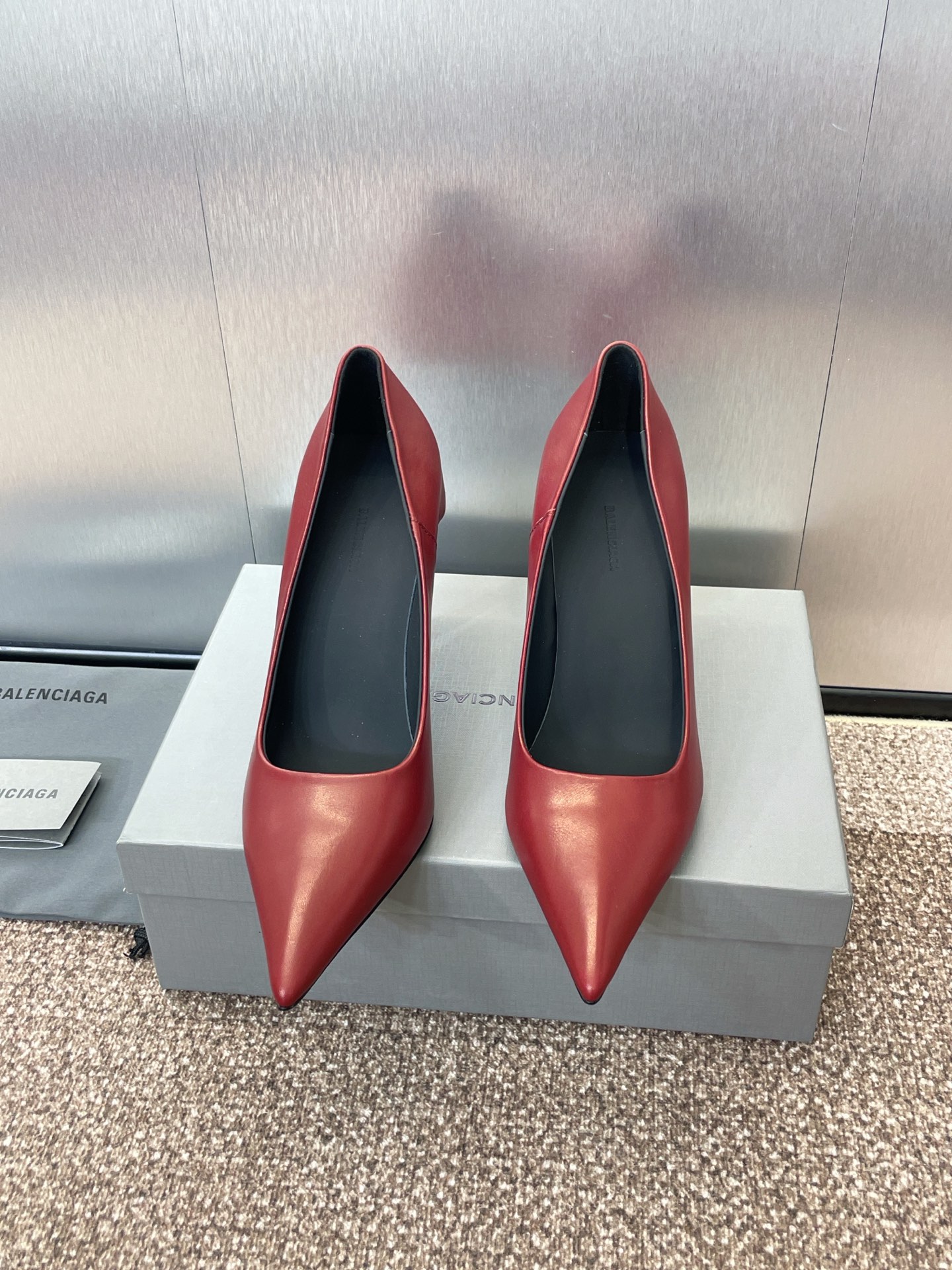 NO:254717,Balenciaga 2025 spring and summer new pointed high heels women's shoes Balenciaga special-shaped heel temperament witch shallow mouth single shoes The highest quality on the market Material: Custom imported calfskin   mixed-bred sheepskin   Italian genuine leather outsole Heel height: 8CM size34-41 (34, 40, 41 custom-made non-return and exchange), high heels, balenciaga, balenciaga, high heels, cowhide, sheepskin, Leather soles19860909Balenciaga 2025春夏新款尖头高跟女鞋 巴黎世家异形跟气质女巫浅口单鞋 市面最高品质 材质:鞋面定制进口小牛皮 混种羊皮里 意大利真皮大底 跟高:8CM size34-41（34、40、41定制不退换）,高跟鞋,balenciaga,balenciaga,high heels,cowhide,sheepskin,Leather soles,Women's Shoes