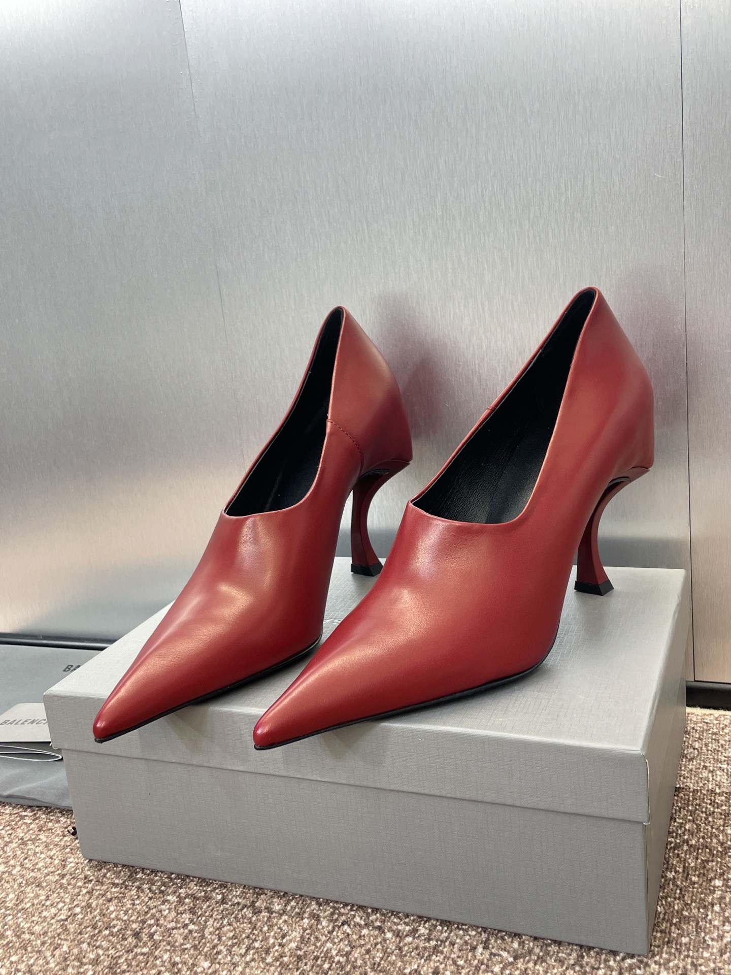 NO:254721,Balenciaga 2025 spring and summer new pointed high heels women's shoes Balenciaga special-shaped heel temperament witch deep mouth single shoes The highest quality on the market Material: Custom imported calfskin   mixed-bred sheepskin   Italian genuine leather outsole Heel height: 8CM size34-41 (34, 40, 41 custom-made non-return and exchange), high heels, balenciaga, balenciaga, high heels, cowhide, sheepskin, Leather soles19860909Balenciaga 2025春夏新款尖头高跟女鞋 巴黎世家异形跟气质女巫 深口单鞋 市面最高品质 材质:鞋面定制进口小牛皮 混种羊皮里 意大利真皮大底 跟高:8CM size34-41（34、40、41定制不退换）,高跟鞋,balenciaga,balenciaga,high heels,cowhide,sheepskin,Leather soles,Women's Shoes