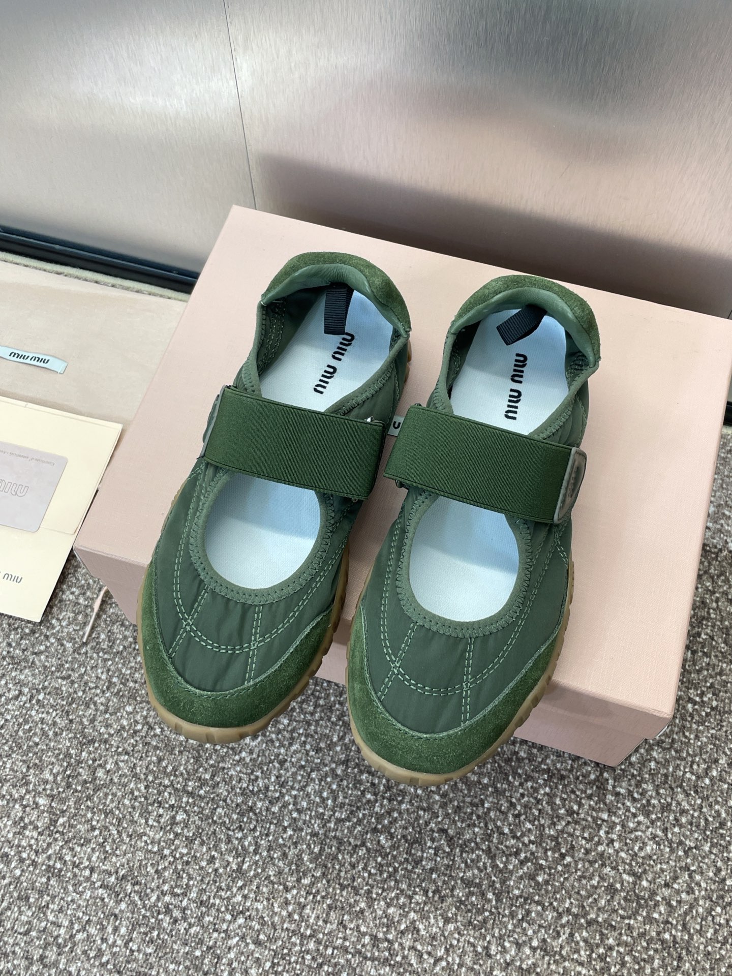 NO:254678,Miumiu high-quality fashion show new Velcro casual sports training women's shoes Miao Miao star's same letter logo round toe color-blocking Forrest Gump running shoes Material: imported upper sheep leather / environmentally friendly breathable waterproof nylon technology fabric   water dyed sheepskin inner lining   original mold-opening anti-slip sole Size: 35-40 (40 customization without return or exchange), casual shoes / sports shoes, miumiu, sneakers, sheepskin, sheep19860909Miumiu 高定系列走秀新款魔术贴休闲运动德训女鞋 缪缪明星同款字母logo圆头拼色阿甘跑鞋 材质:鞋面进口羊猄皮/环保透气防水尼龙科技面料 水染羊皮内里 原版开模防滑大底 Size:35-40（40定制不退换）,休闲鞋/运动鞋,miumiu,sneakers,sheepskin,sheep,Women's Shoes