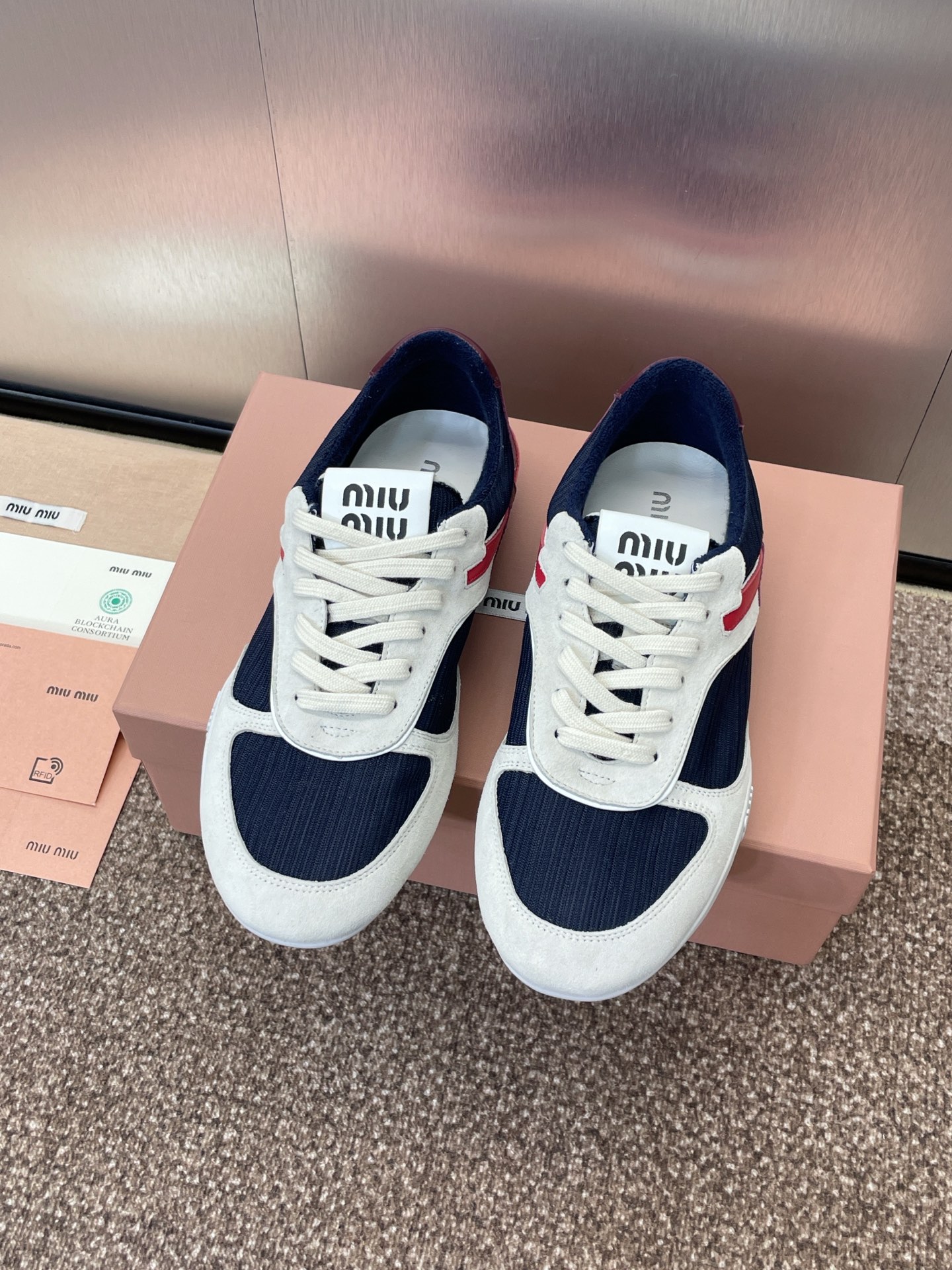 NO:254679,Miumiu's new spring and summer contrasting Forrest Gump sneakers, the sneakers that were released on the Miu Miu show have been launched in the major shopping agency websites around the world. They are simple and casual and unruly, and can reflect the beauty of tannins. The whole pair of shoes is simple and fashionable, and the feet are very light and versatile!  Fabric: Frosted leather/scrub cowhide/breathable mesh inner lining: towel cloth inner lining, sheepskin footbed original molded rubber outsole Size: women 35-41 men 39-45 (women 40.41. men 45 custom made), casual shoes/sports shoes, miumiu, sneakers, cowhide, sheepskin19860909Miumiu 春夏新品撞色阿甘球鞋 Miu Miu 大秀上爆出的这双球鞋 后全球各大代购官网火爆上市. 简单很随意不羁又能体现单宁美感,整双鞋子设计简约时尚,上脚非常轻便 百搭！ 面料: 磨砂皮/擦色牛皮/透气网布 内里: 毛巾布内里、羊皮垫脚 原版开模橡胶大底 码数:女35-41 男39-45（女40.41.男45定做）,休闲鞋/运动鞋,miumiu,sneakers,cowhide,sheepskin,Women's Shoes