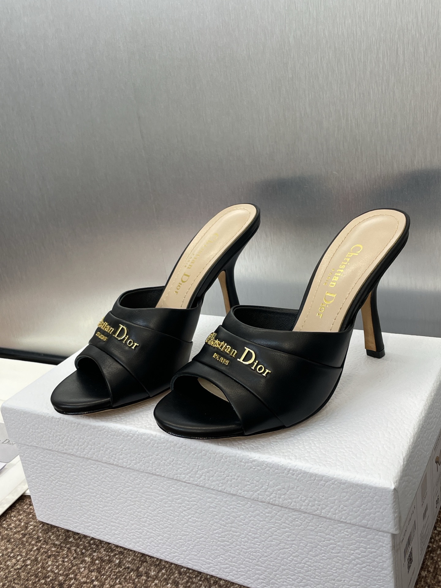 NO:254733,Dior 2025 spring and summer new style My Dior high heel women's shoes CD letter logo hardware buckle round-toed fish mouth open-toe sandals, top-level version on the market Material: upper imported calfskin/imported silk upper   water-dyed sheepskin lining   Italian leather outsole   original molded pure copper hardware buckle Heel height 9.5CM size34-44 (34.40.41.42.43.45 custom made without return or replacement), high heels, dior, dior, high heels, slippers, cowhide, sheepskin, real silk, Leather soles19860909迪奥 2025 春夏新款 My Dior 高跟女鞋 CD字母logo五金扣圆头鱼嘴露趾凉拖鞋 市面顶级版本 材质:鞋面进口小牛皮/进口真丝鞋面 水染羊皮内里 意大利真皮大底 原版开模纯铜五金扣 跟高9.5CM size34-44(34.40.41.42.43.45定做不退不换）,高跟鞋,dior,dior,high heels,slippers,cowhide,sheepskin,real silk,Leather soles,Women's Shoes