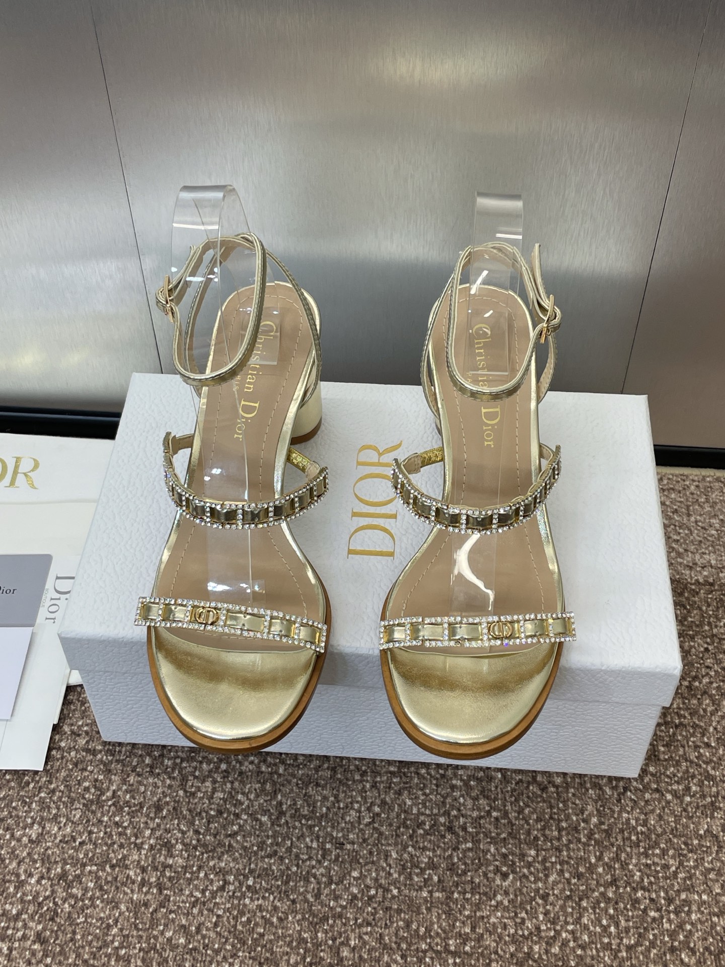 NO:254689,Dior Dior Spring and Summer latest D-Issime high-heel color-blocking crystal sandals CD letter logo hardware buckle thick heel cross-belt women's shoes Material original custom imported calfskin/sheep leather   water-dyed sheepskin lining   Italian genuine leather outsole Heel height: 8CM Size: 34-43 (34.40.41.42.43. Customized without return or replacement), sandals, dior, dior, sandals, cowhide, sheepskin, sheep, Leather soles19860909迪奥 Dior 春夏最新款 D-Issime 高跟拼色水晶凉鞋 CD字母logo五金扣粗跟交叉带露趾女鞋 材质原版定制进口小牛皮/羊猄皮 水染羊皮内里 意大利真皮大底 跟高:8CM Size:34-43（34.40.41.42.43.定制不退不换）,凉鞋,dior,dior,sandals,cowhide,sheepskin,sheep,Leather soles,Women's Shoes