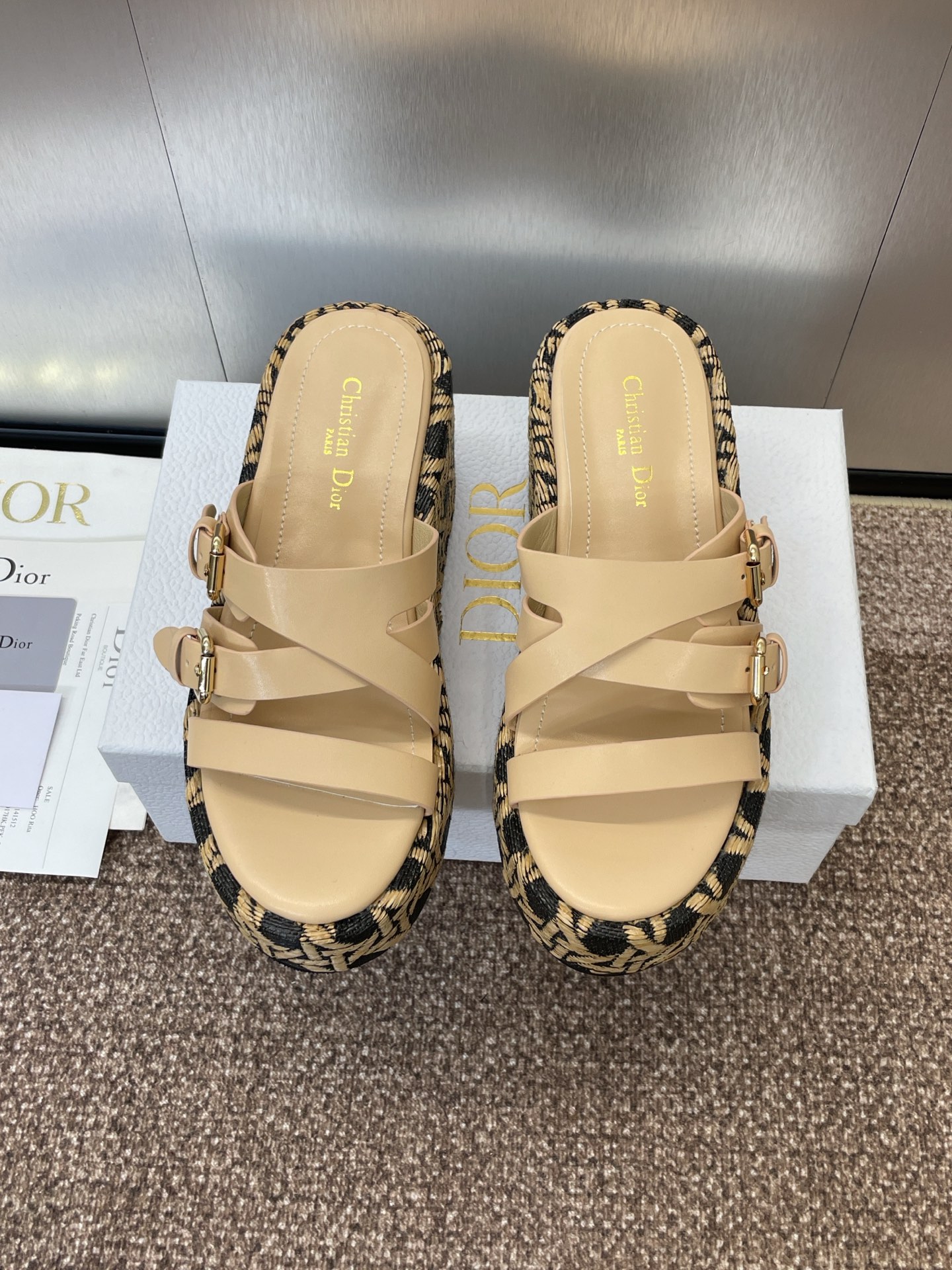 NO:254736,Dior Dior 2025 Spring and Summer New Attitude Color-blocked Crossed Wedge Women's Shoes CD Letter Logo Hardware Buckle Thick Sole Round Toe Open-toe Sandals Material: Imported Calfskin Upper   Water-Dye Sheepskin Foot Pads Inner   Original Consistent Combination Sole Thick Sole 6CM Size35-41 (40.41 Customized No Return or Exchange), Slippers, Dior, Dior, Slippers, Cowhide, Sheepskin19860909迪奥 Dior 2025 春夏新款 Attitude 拼色交叉带坡跟女鞋 CD字母logo五金扣厚底圆头露趾凉拖鞋 材质:鞋面进口小牛皮 水染羊皮垫脚内里 原版一致组合大底 底厚6CM size35-41（40.41定做不退不换）,拖鞋,dior,dior,slippers,cowhide,sheepskin,Women's Shoes