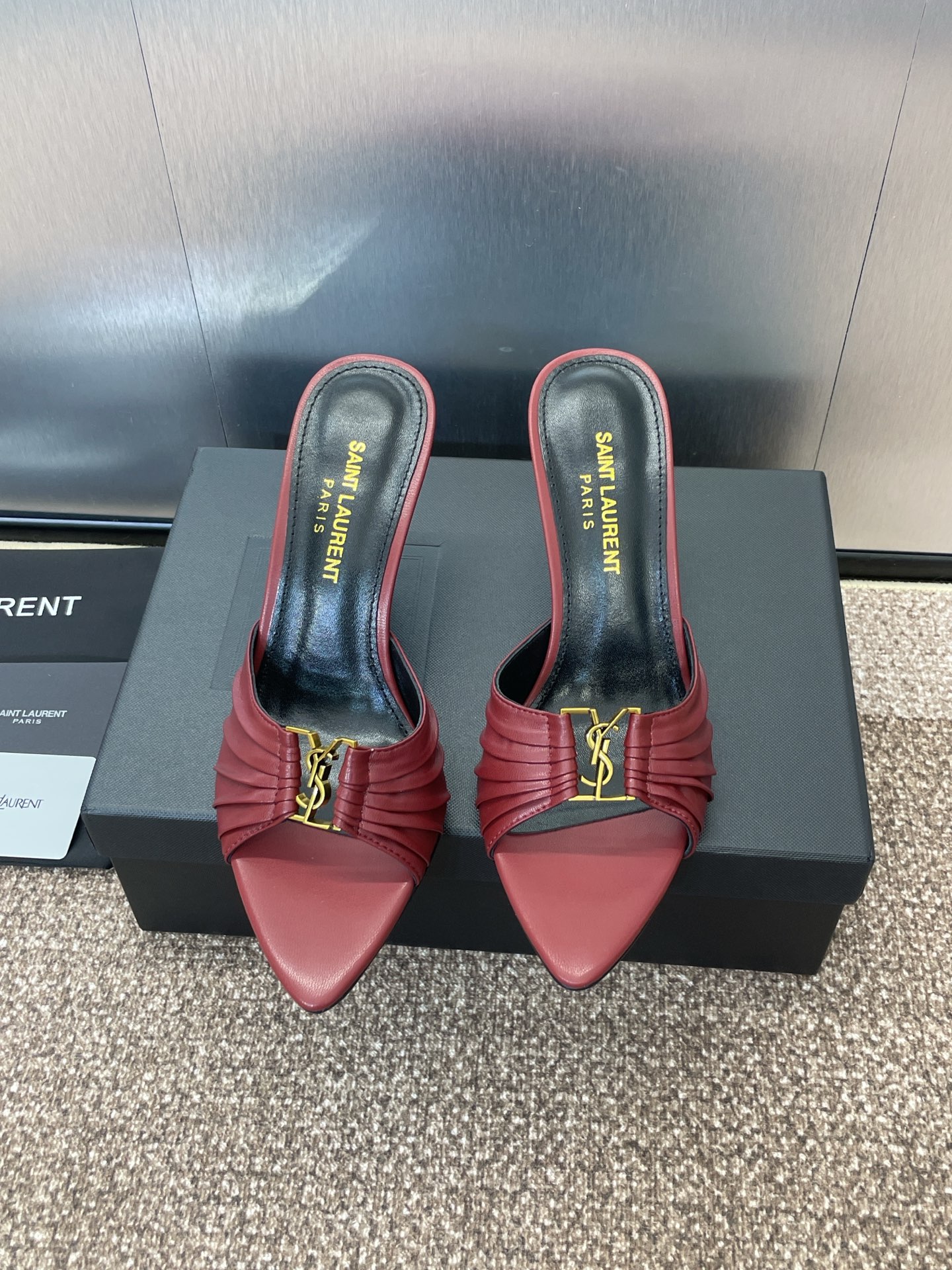 NO:254698,SAINT LAURENT PARIS Saint Laurent spring and summer new high heels women's shoes YSL letter logo hardware buckle star same round toe thin heel flip-flop open-toe sandals Material: upper imported mixed-bred sheepskin/mixed sheepskin   water dyed sheepskin   Italian genuine leather outsole Heel height: 9.5CM Size: 35-42 (41.42 custom made without return), high heels, saint laurent, saint laurent, saint laurent, saint laurent, high heels, slippers, sheepskin, Leather soles19860909SAINT LAURENT PARIS 圣罗兰春夏新款高跟女鞋 YSL字母logo五金扣明星同款圆头细跟一字拖露趾凉拖鞋 材质:鞋面进口混种羊皮/混种羊皮 水染羊皮里 意大利真皮大底 跟高:9.5CM Size:35-42(41.42订做不退换),高跟鞋,saint laurent,saint laurent,saint laurent,high heels,slippers,sheepskin,Leather soles,Women's Shoes