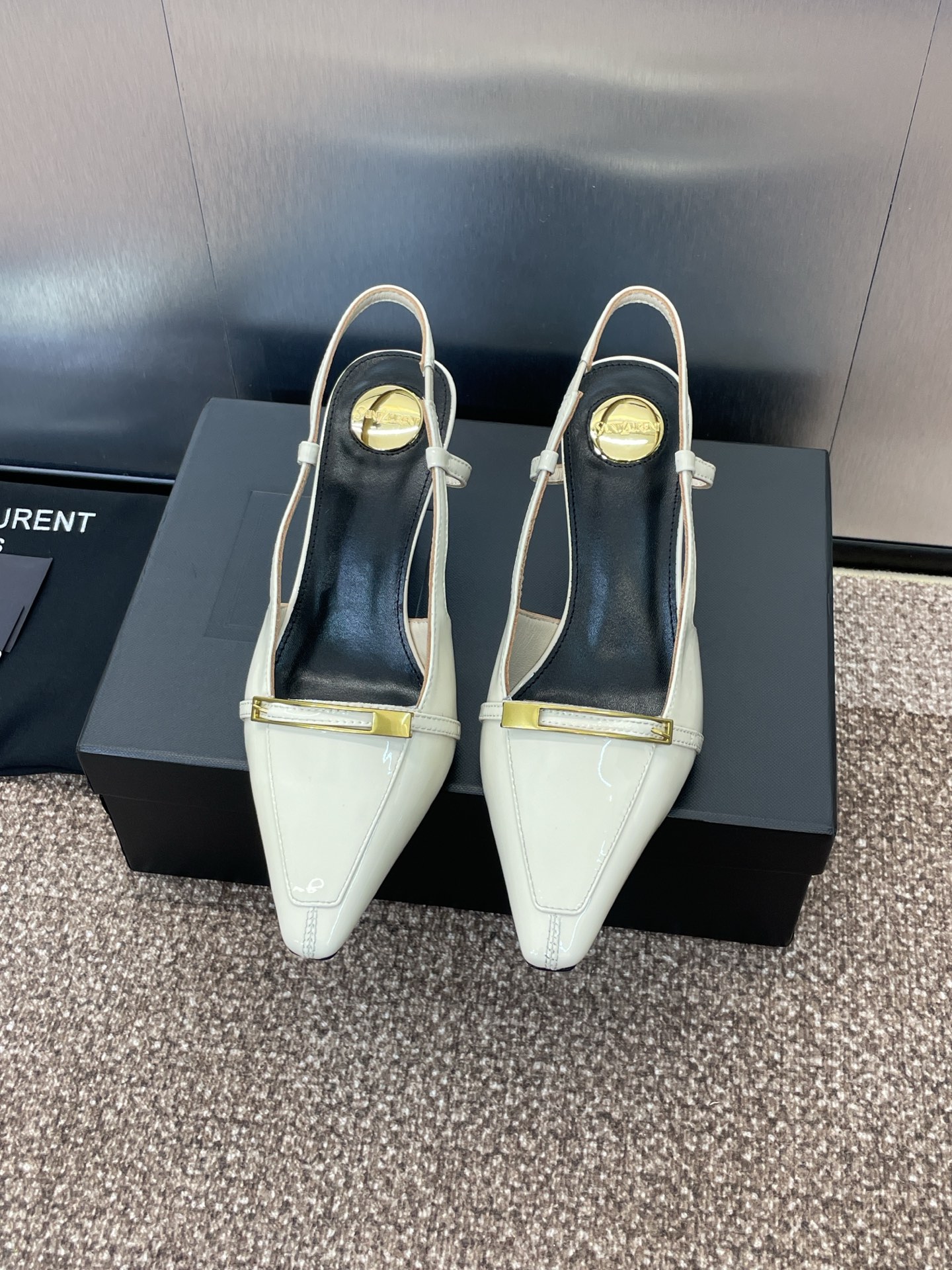 NO:254700,SAINT LAURENT PARIS Saint Laurent spring and summer new high heels women's shoes YSL letter logo hardware buckle star same style square toe empty sandals Material: upper imported beef patent leather   water dyed sheepskin   Italian genuine leather outsole Heel height: 9CM Size: 35-42 (41.42 custom made without return), high heels, saint laurent, saint laurent, saint laurent, saint laurent, sandals, high heels, sheepskin, Leather soles19860909SAINT LAURENT PARIS 圣罗兰春夏新款高跟女鞋 YSL字母logo五金扣明星同款方头后空凉鞋 材质:鞋面进口牛漆皮 水染羊皮里 意大利真皮大底 跟高:9CM Size:35-42(41.42订做不退换),高跟鞋,saint laurent,saint laurent,saint laurent,sandals,high heels,sheepskin,Leather soles,Women's Shoes