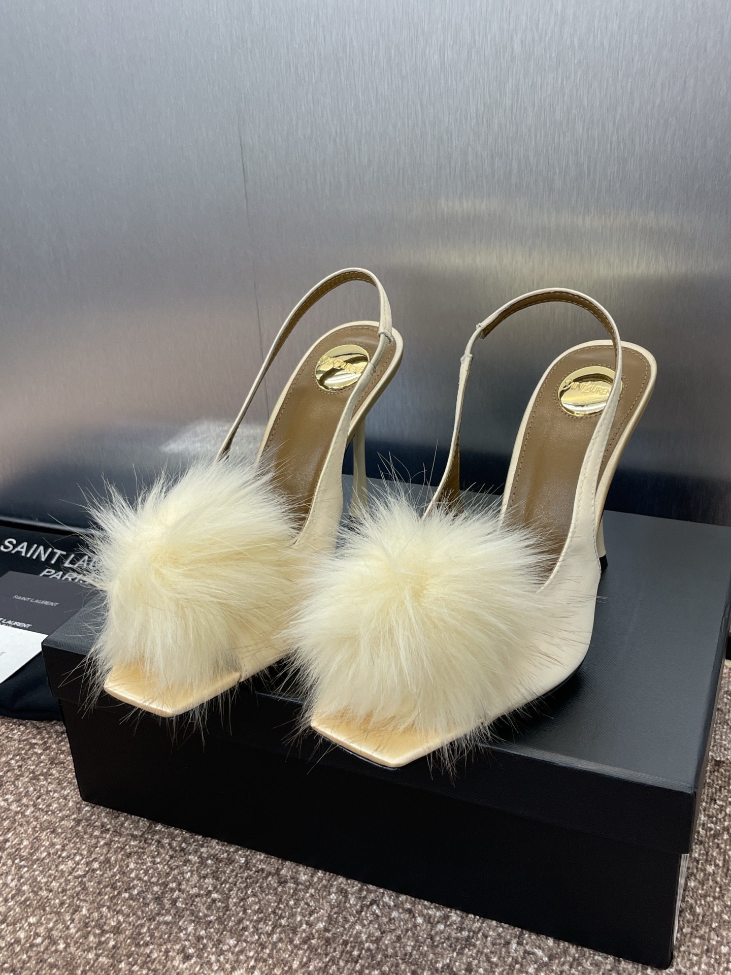 NO:254704,SAINT LAURENT PARIS Saint Laurent spring and summer new AmBer high heels women's shoes YSL mink hair star same style square head fish mouth open toe hollow sandals Material: imported upper silk   water dyed sheepskin   Italian leather outsole Heel height: 10.5 Size: 34-42 (34.41.42 custom made without return), high heels, manolo blahnik, saint laurent, saint laurent, saint laurent, saint laurent, sandals, high heels, sheepskin, real silk, Leather soles19860909SAINT LAURENT PARIS 圣罗兰春夏新款AmBer高跟女鞋 YSL水貂毛明星同款方头鱼嘴露趾后空凉鞋 材质:鞋面进口真丝 水染羊皮里 意大利真皮大底 跟高:10.5 Size:34-42(34.41.42订做不退换),高跟鞋,manolo blahnik,saint laurent,saint laurent,saint laurent,sandals,high heels,sheepskin,real silk,Leather soles,Women's Shoes