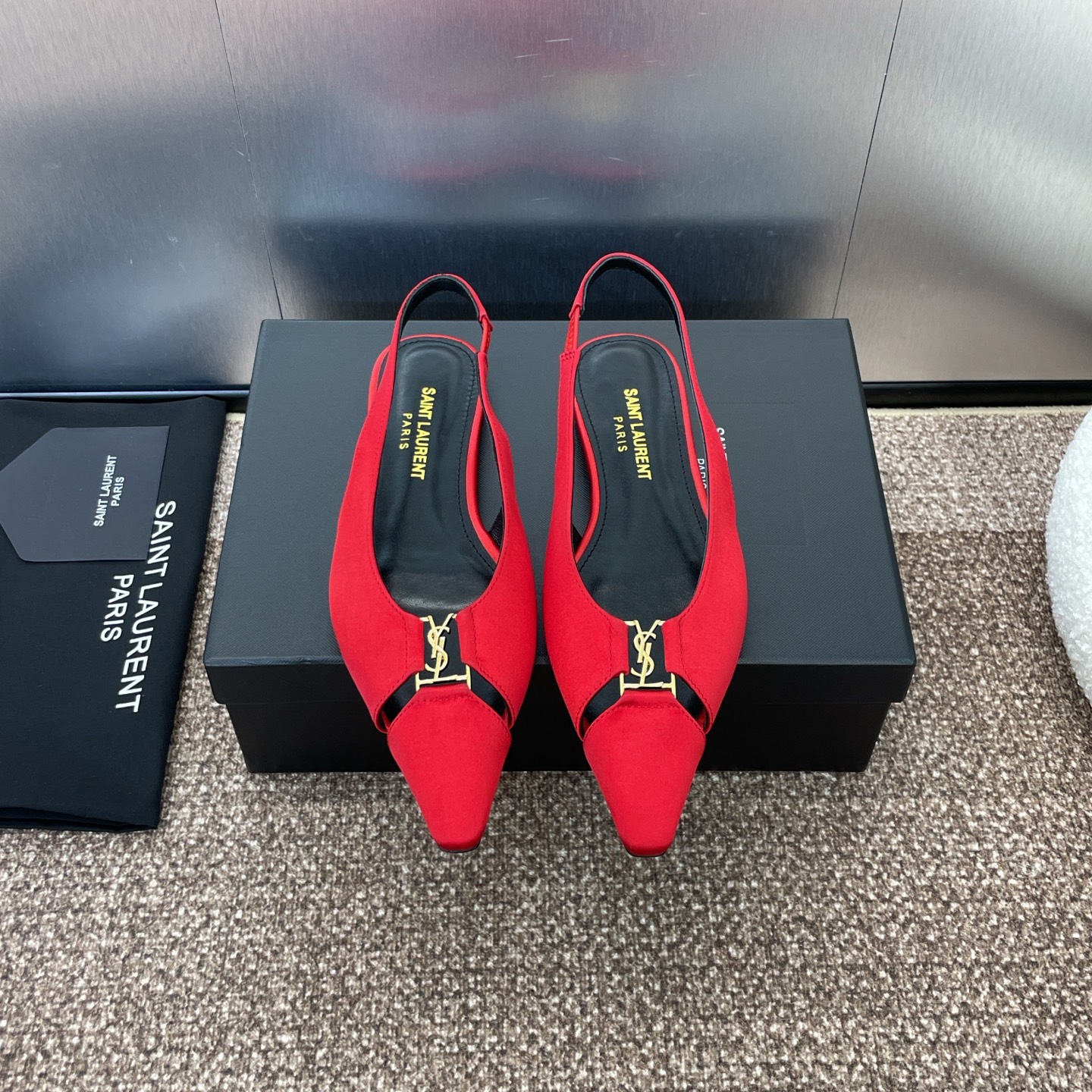 NO:254716,SAINT LAURENT PARIS Saint Laurent Spring and Summer New Cassander Flat Women's Shoes YSL Letter Logo Hardware Buckle Celebrity Same Style Square-toe Rear Silky Sandals Material: Upper Imported Beef Patent Leather/Imported Silk Fabric   Italian Leather Sole Size: 35-42 (41.42 Custom made without return or exchange), Sandals, saint laurent, saint laurent, saint laurent, saint laurent, sandals, real silk, Leather soles19860909SAINT LAURENT PARIS 圣罗兰春夏新款Cassander平底女鞋 YSL字母logo五金扣明星同款方头后空凉鞋 材质:鞋面进口牛漆皮/进口真丝面料 意大利真皮大底 Size:35-42(41.42订做不退换),凉鞋,saint laurent,saint laurent,saint laurent,sandals,real silk,Leather soles,Women's Shoes