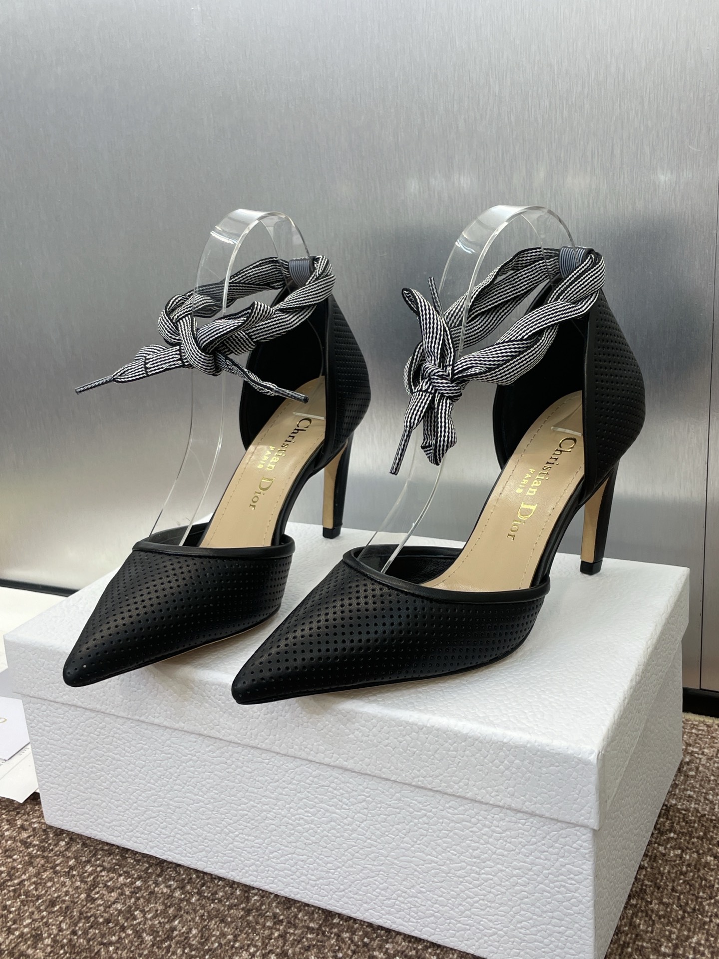 NO:254720,J'ADIOR webbing women's shoes Dior Dior spring and summer new Toujours punched embroidered letter logo high heel strap color-blocking hollow sandals material upper imported mixed-bred sheepskin   water dyed sheepskin lining   Italian genuine leather outsole Heel height 5CM/7CM Size 34-43 (34.40.41.42.43 custom-made non-return), high heels, dior, dior, sandals, high heels, sheepskin, Leather soles19860909J‘ADIOR织带女鞋 迪奥 Dior 春夏新款Toujours 冲孔刺绣字母logo高跟绑带拼色中空凉鞋 材质鞋面进口混种羊皮 水染羊皮内里 意大利真皮大底 跟高5CM/7CM 码数34-43（34.40.41.42.43定制不退换）,高跟鞋,dior,dior,sandals,high heels,sheepskin,Leather soles,Women's Shoes