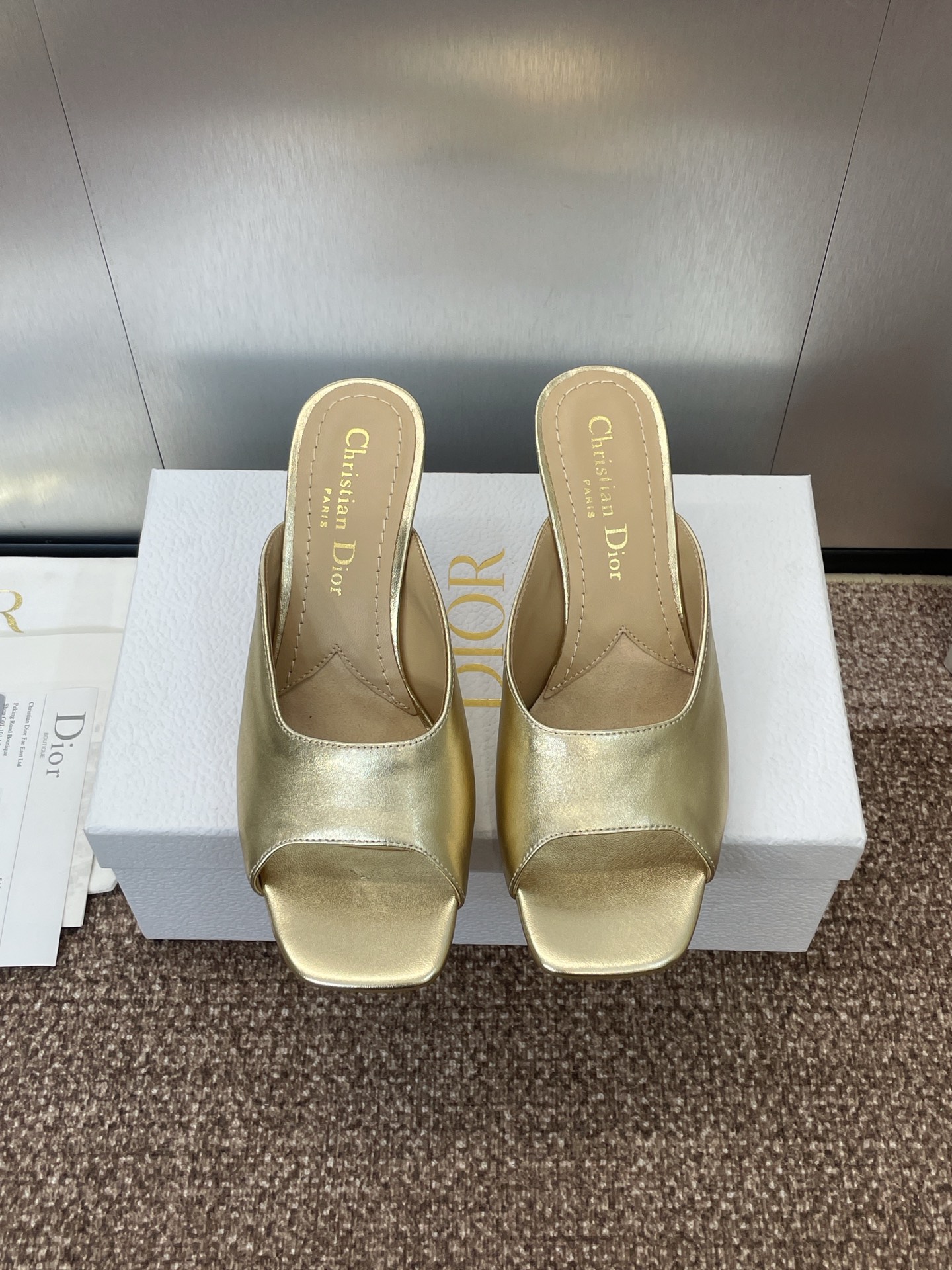 NO:254724,Dior Spring and summer show new Tribales high heels fish mouth open toe women's shoes CD star same fashion silk rhinestone heels logo hardware buckle sandals top high-end version on the market Material: imported metal sheepskin upper   water dyed sheepskin inner footbed   original molded rhinestone hardware buckle   Italian leather outsole Heel height 7CM size 34-41 (34.40.41 custom-made non-return and exchange), high heels, balenciaga, dior, dior, high heels, slippers, sheepskin, real silk, Leather soles19860909Dior 迪奥 春夏走秀新款Tribales高跟鱼嘴露趾女鞋 CD明星同款时尚真丝水钻跟字母logo五金扣凉拖鞋 市面顶级高端版本 材质:鞋面进口金属羊皮 水染羊皮内里垫脚 原版开模水钻五金扣 意大利真皮大底 跟高7CM size34-41（34.40.41定制不退换）,高跟鞋,balenciaga,dior,dior,high heels,slippers,sheepskin,real silk,Leather soles,Women's Shoes