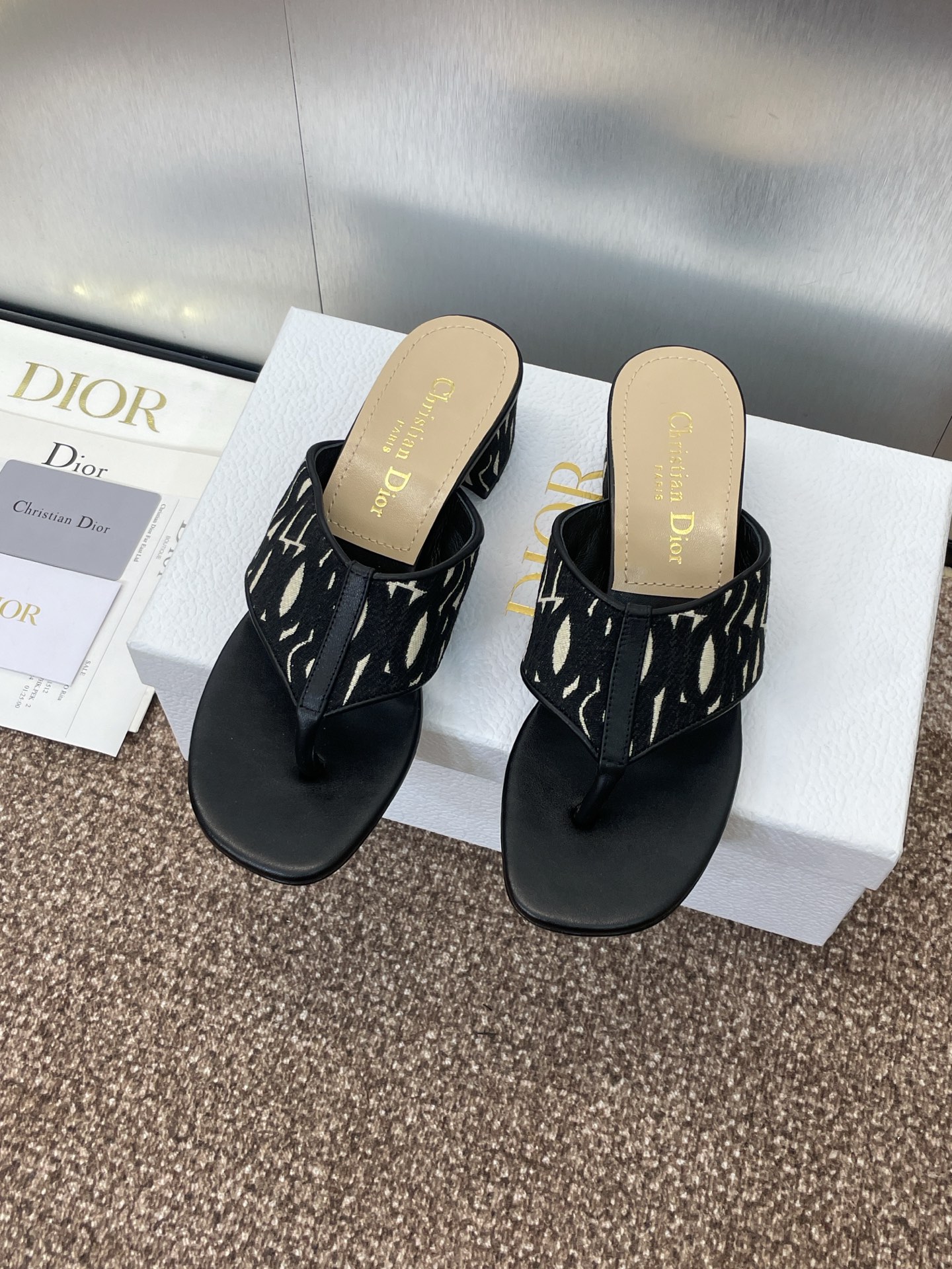 NO:254702,: Flat sole 270/thick heel Miss Dior 2025 spring and summer show new Adiorble thick heel flip-flops women's shoes CD star same style flat letter logo finger sandals Material: original customized environmentally friendly breathable grosgrain upper   water-dyed sheepskin inner footbed   Italian genuine leather outsole Heel height/thick heel 3.5CM size35-43 (40.41.42.43 custom made without return), slippers, dior, dior, sandals, slippers, sheepskin, Leather soles19860909: 平底270/粗跟 Miss Dior 迪奥 2025春夏走秀新款Adiorble粗跟人字拖女鞋 CD明星同款平底字母logo夹指凉鞋 材质:原版定制环保透气罗缎鞋面 水染羊皮内里垫脚 意大利真皮大底 跟高/粗跟3.5CM size35-43（40.41.42.43定做不退换),拖鞋,dior,dior,sandals,slippers,sheepskin,Leather soles,Women's Shoes